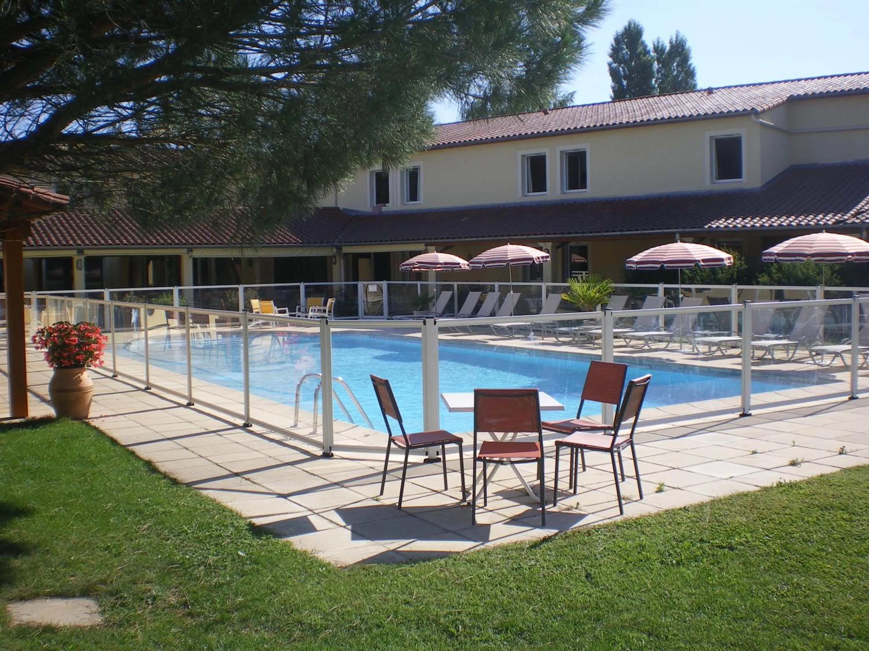 Swimming pool in Hotel Restaurant La Martiniere