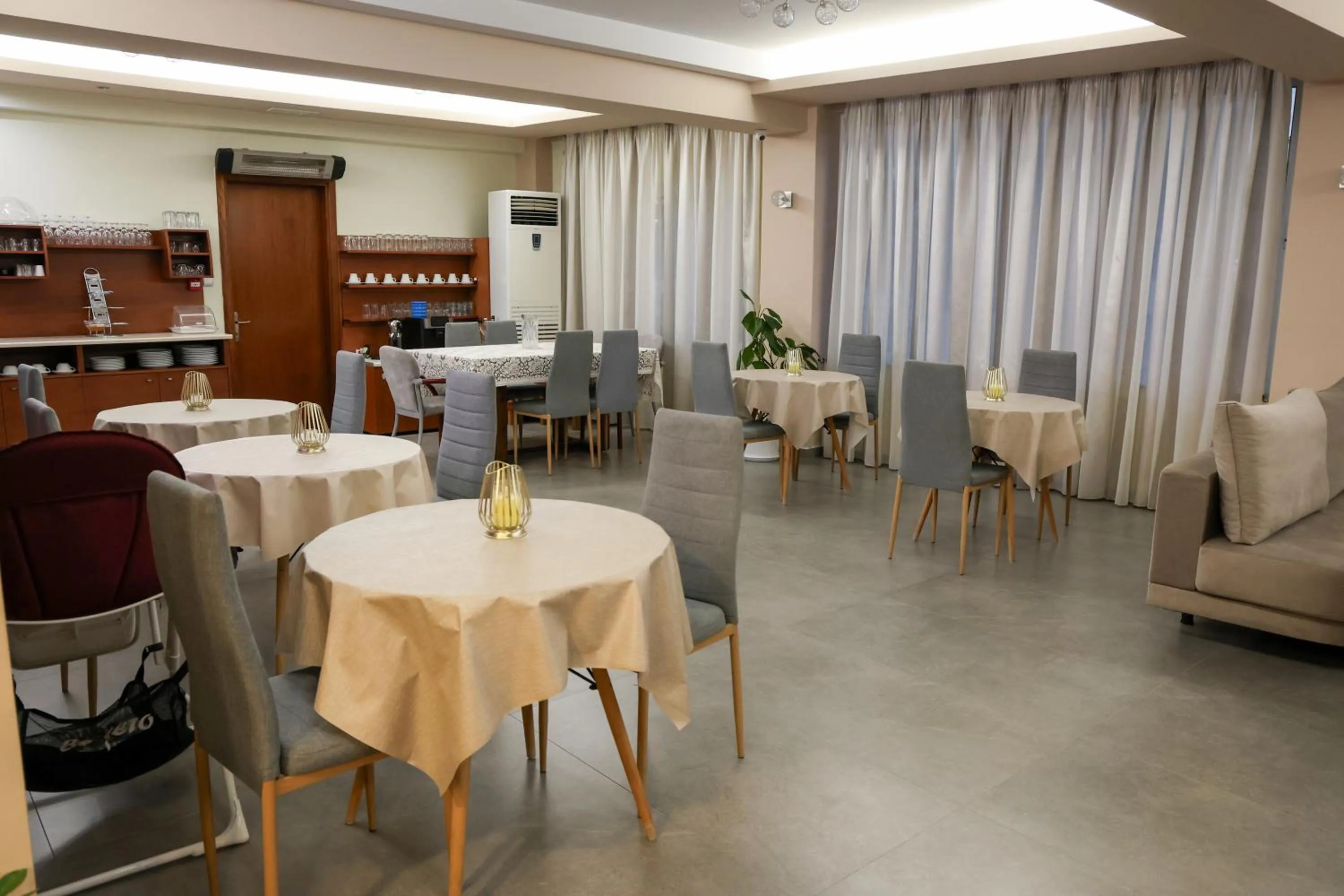 Restaurant/places to eat in Marie Hotel