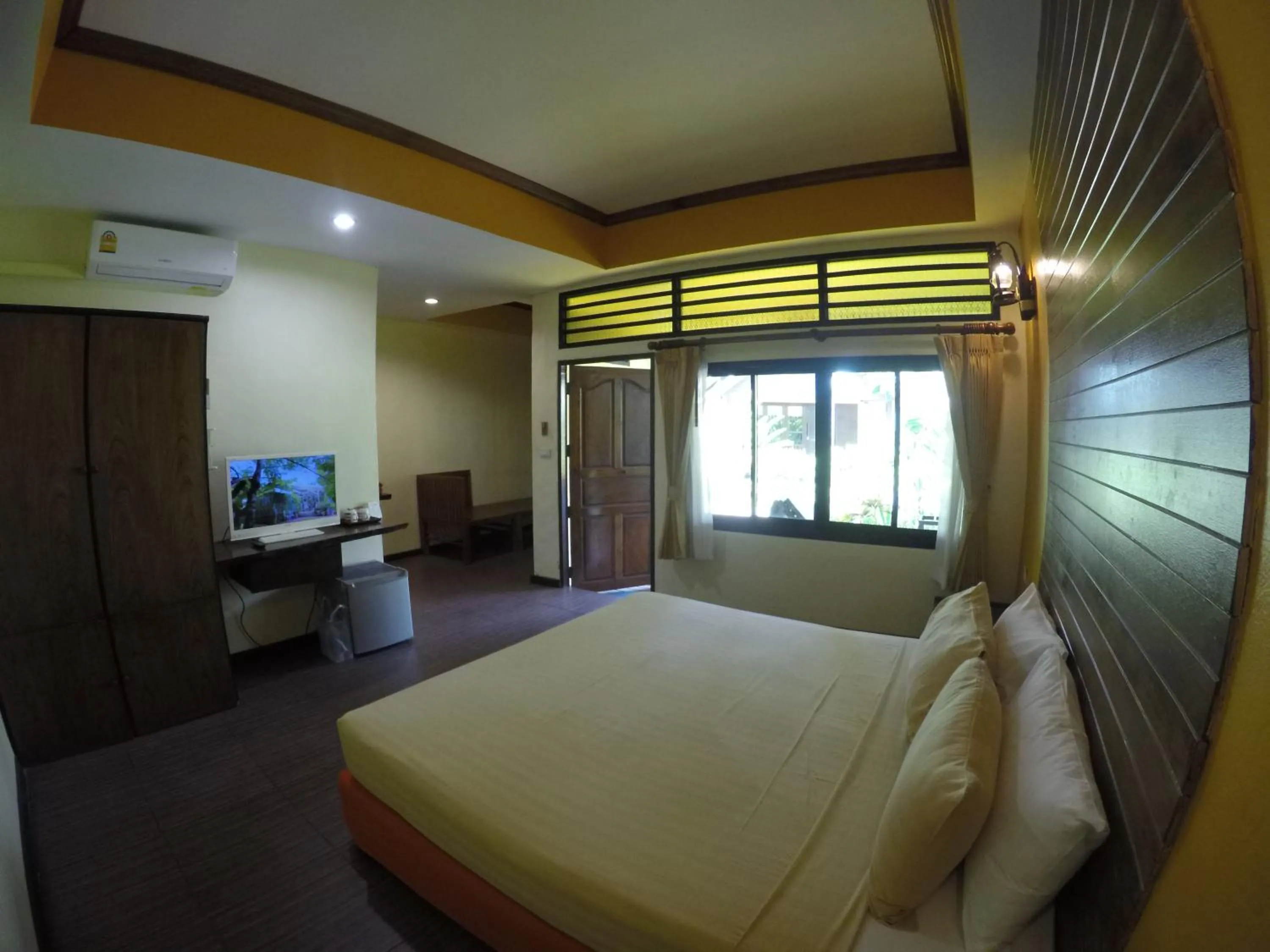 Photo of the whole room, Bed in OP Bungalow