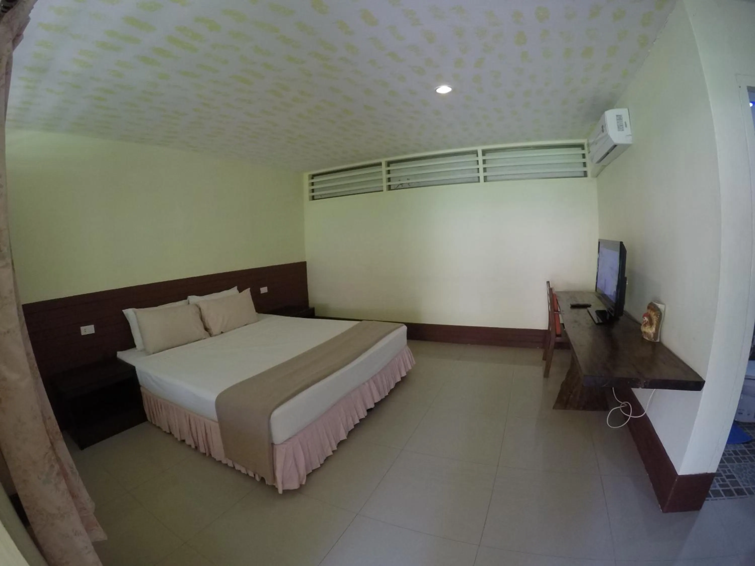 Photo of the whole room, Bed in OP Bungalow