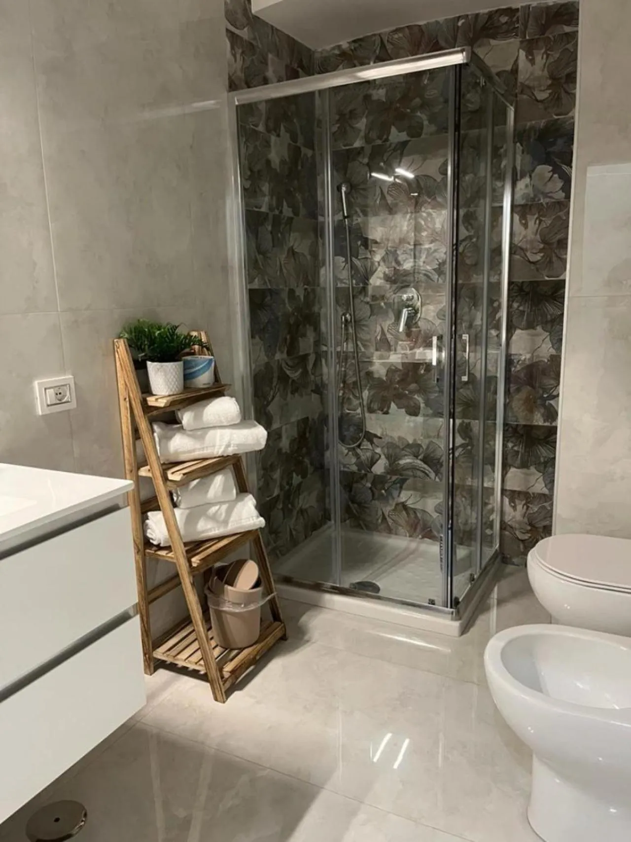 Shower in Royal Flower