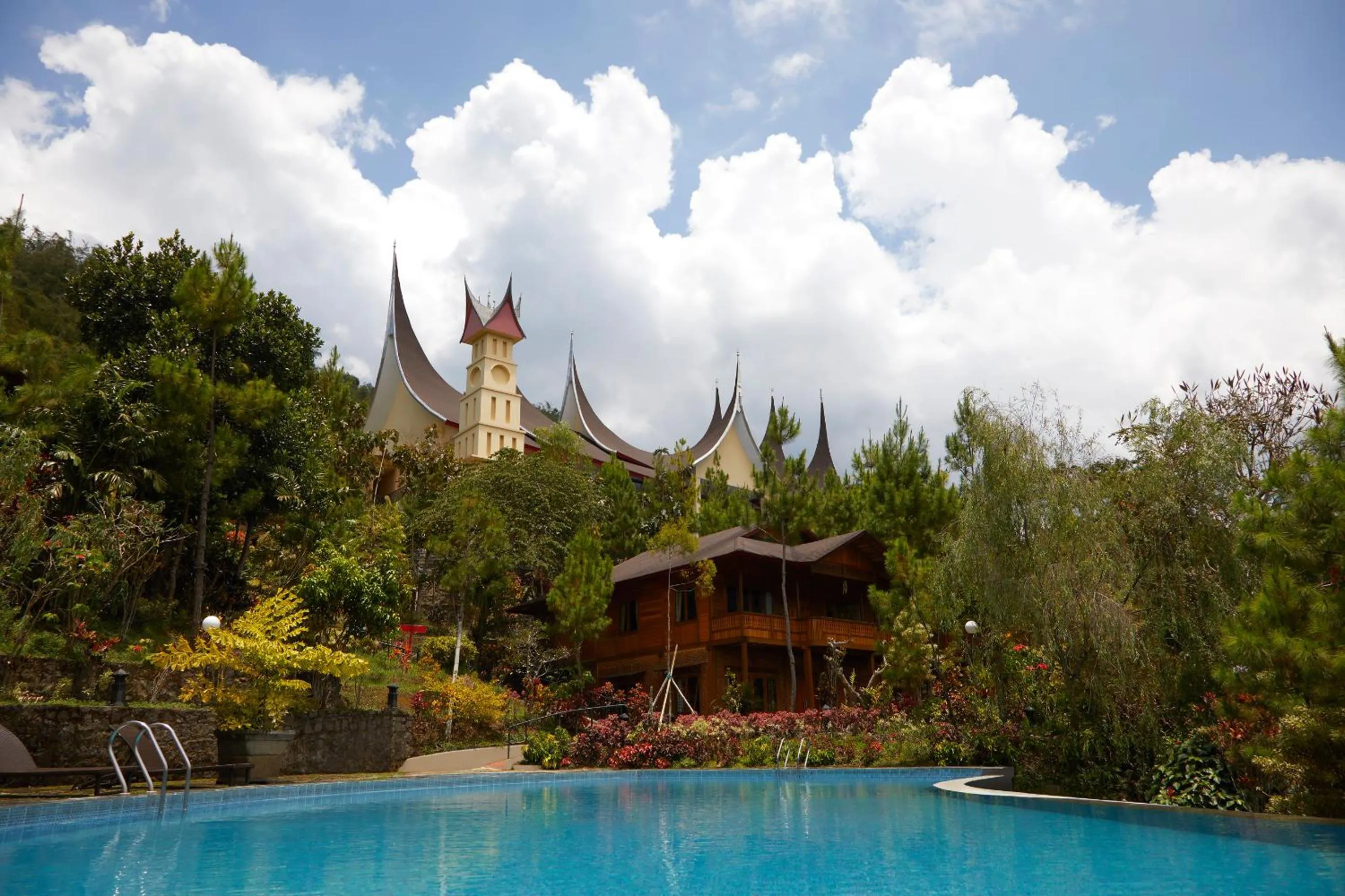 Swimming pool in Jambuluwuk Convention Hall & Resort Batu