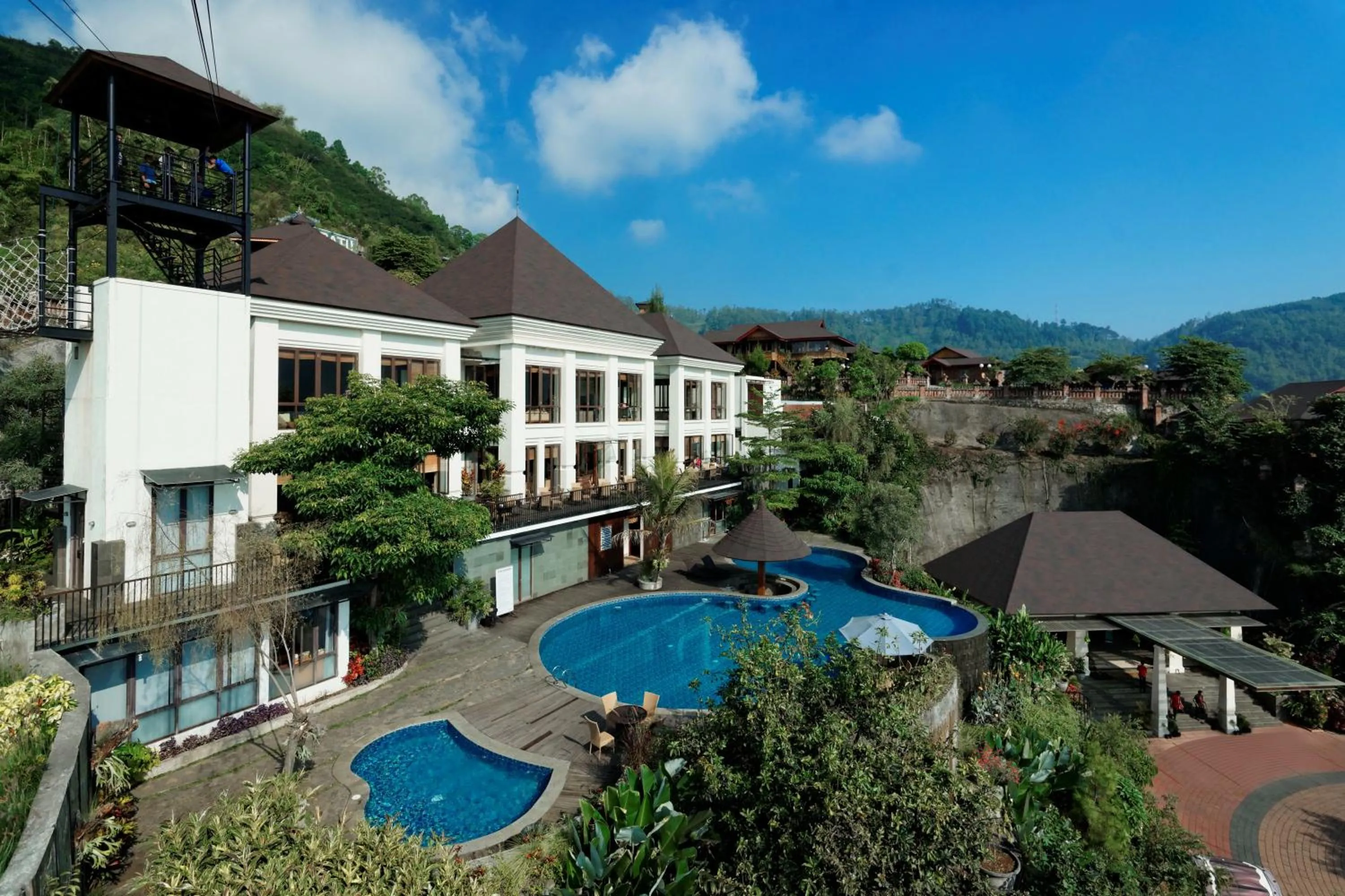 Restaurant/places to eat in Jambuluwuk Convention Hall & Resort Batu