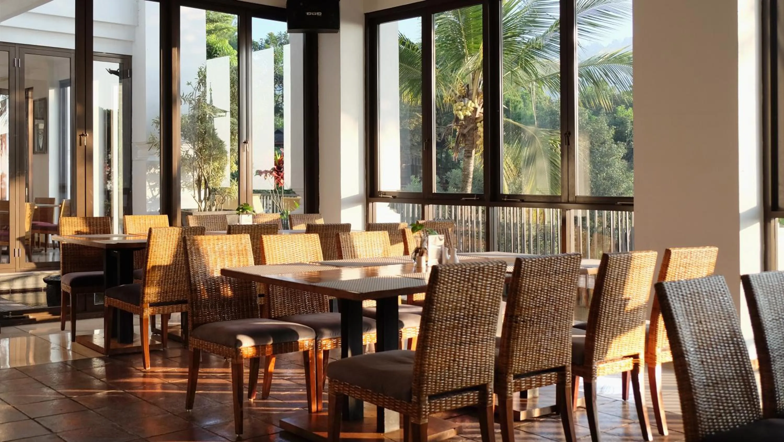 Restaurant/places to eat in Jambuluwuk Convention Hall & Resort Batu