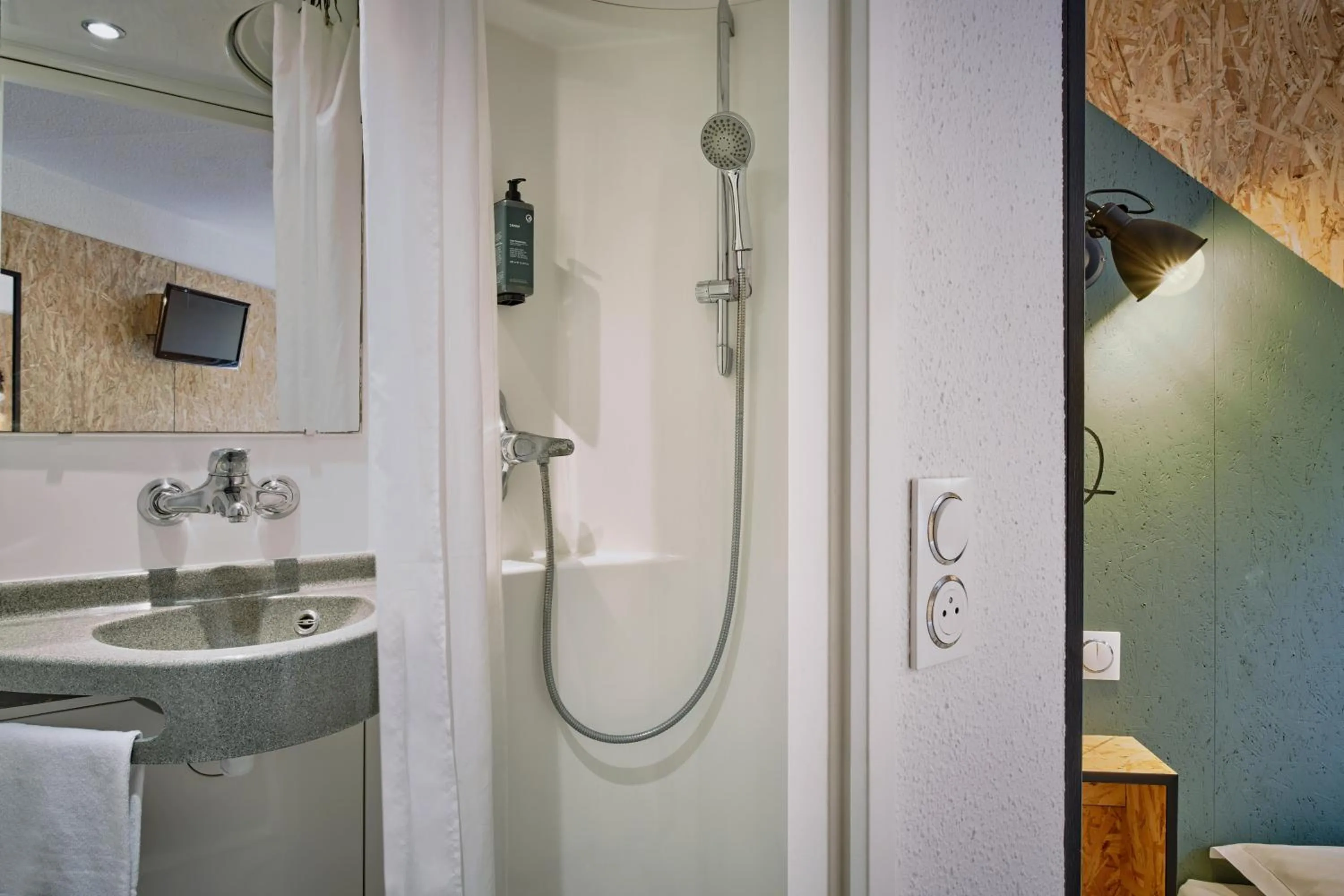 Shower in The Originals Access, Hôtel Moustache, Seclin