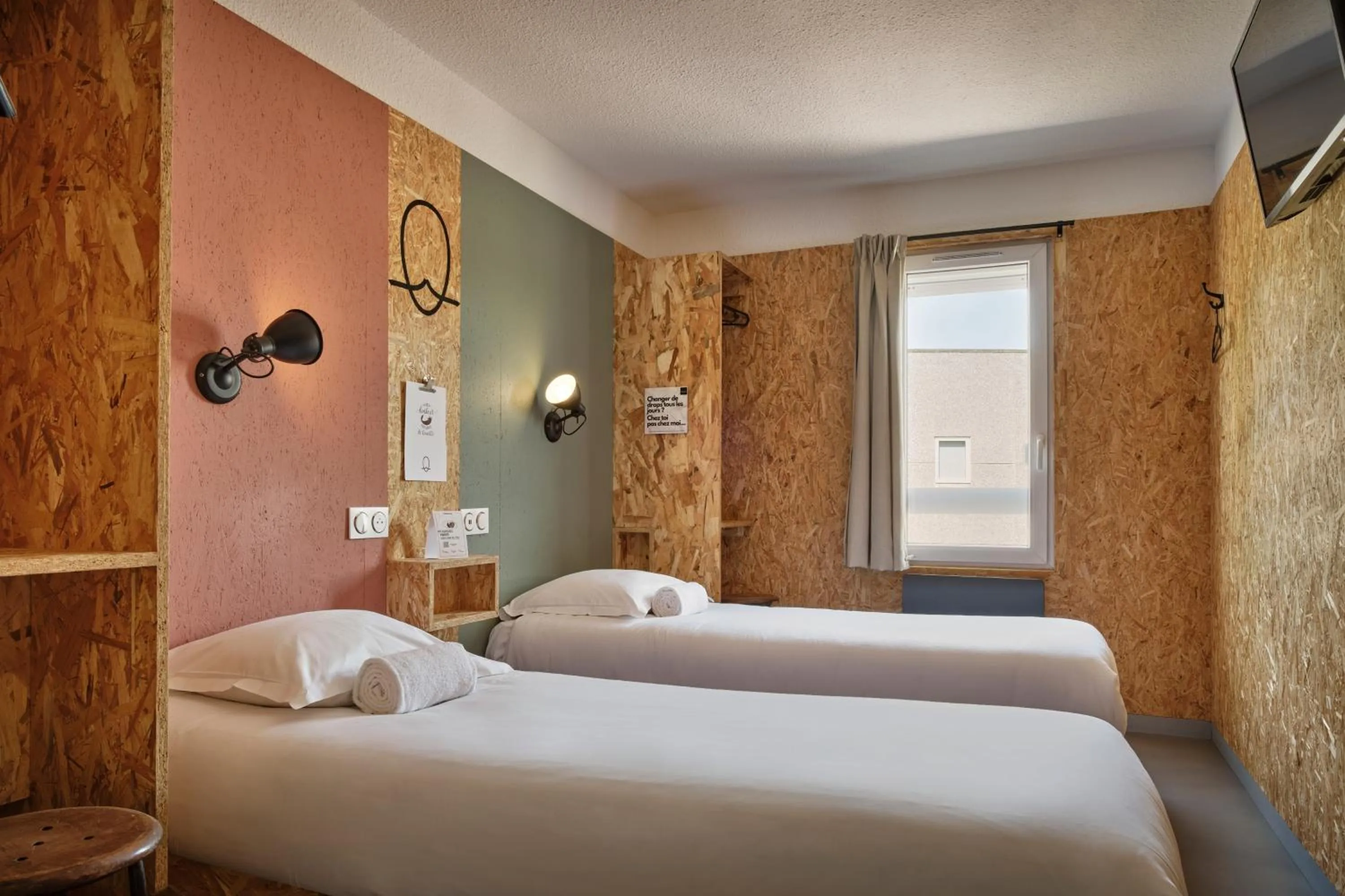 Photo of the whole room, Bed in The Originals Access, Hôtel Moustache, Seclin