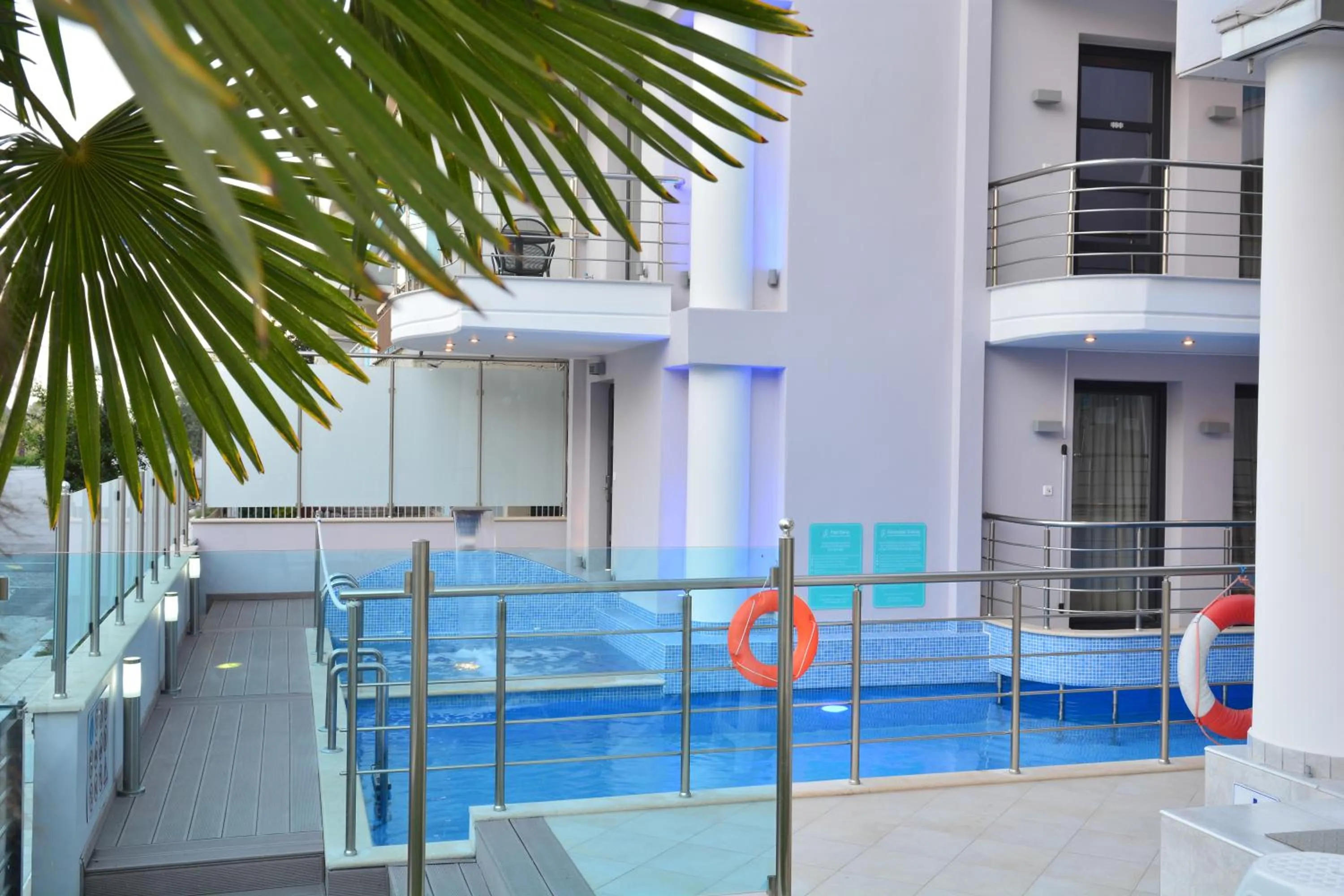 Swimming pool in Panorama Inn Hotel