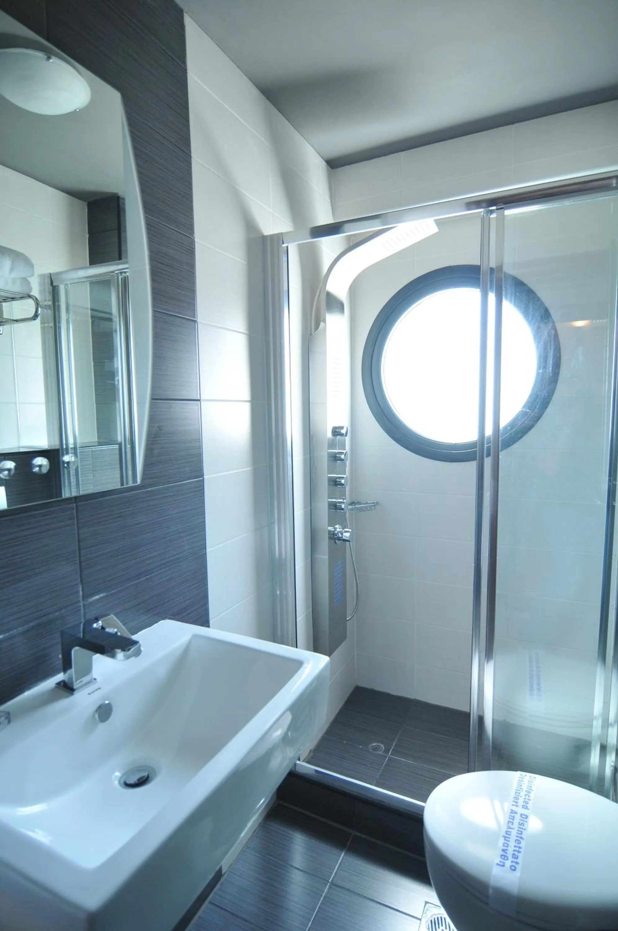 Bathroom in Panorama Inn Hotel