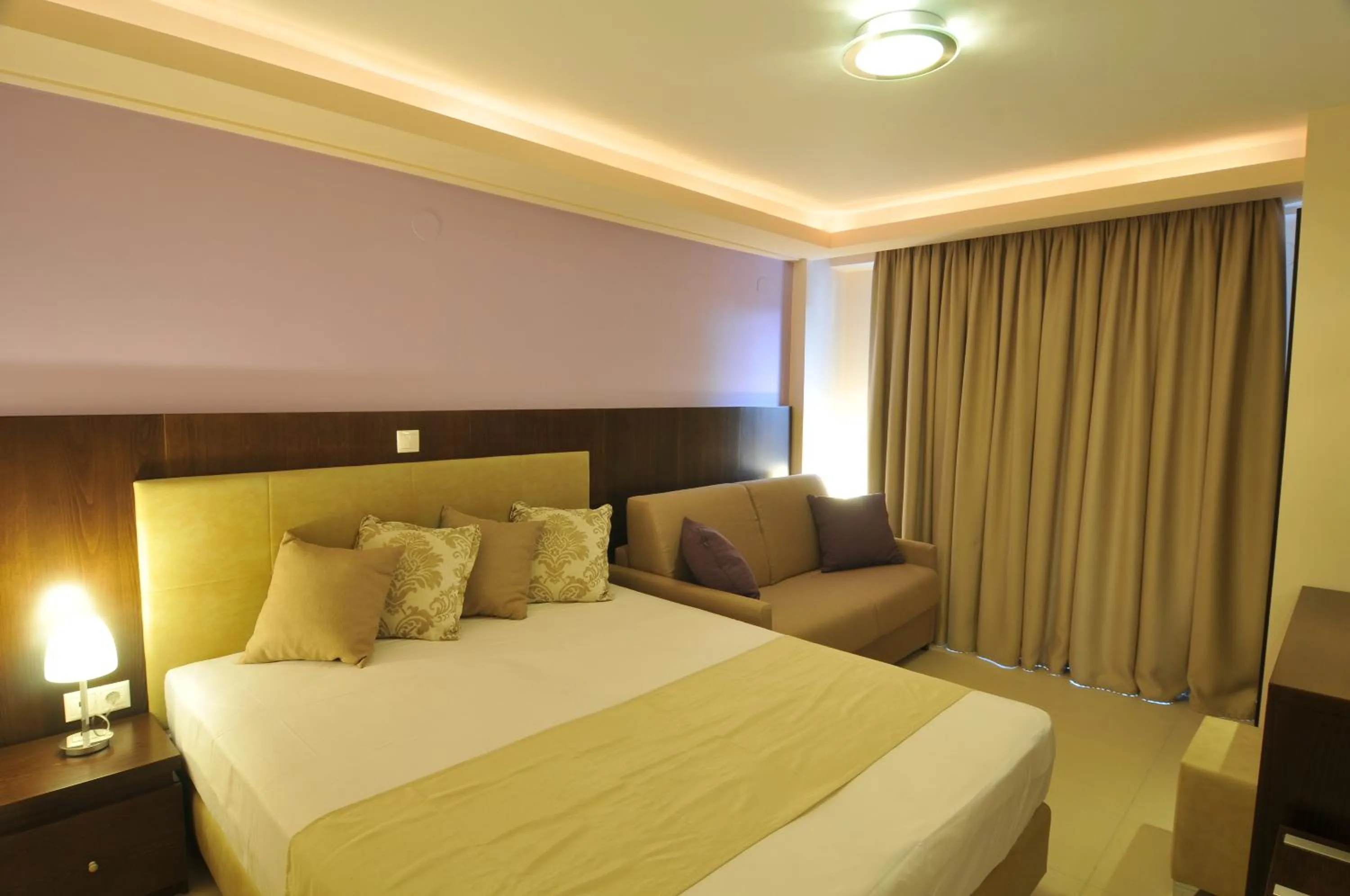 Bed in Panorama Inn Hotel