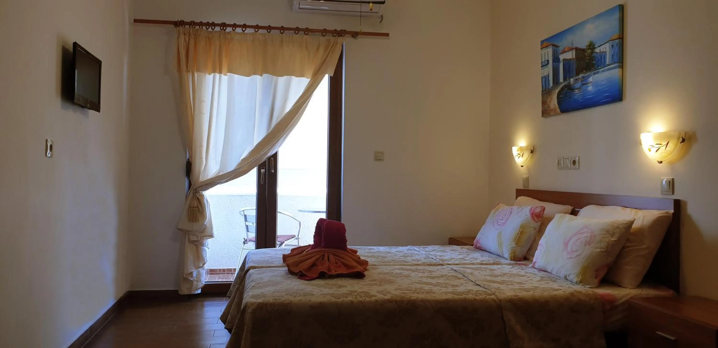 Photo of the whole room, Bed in Apollo Studios