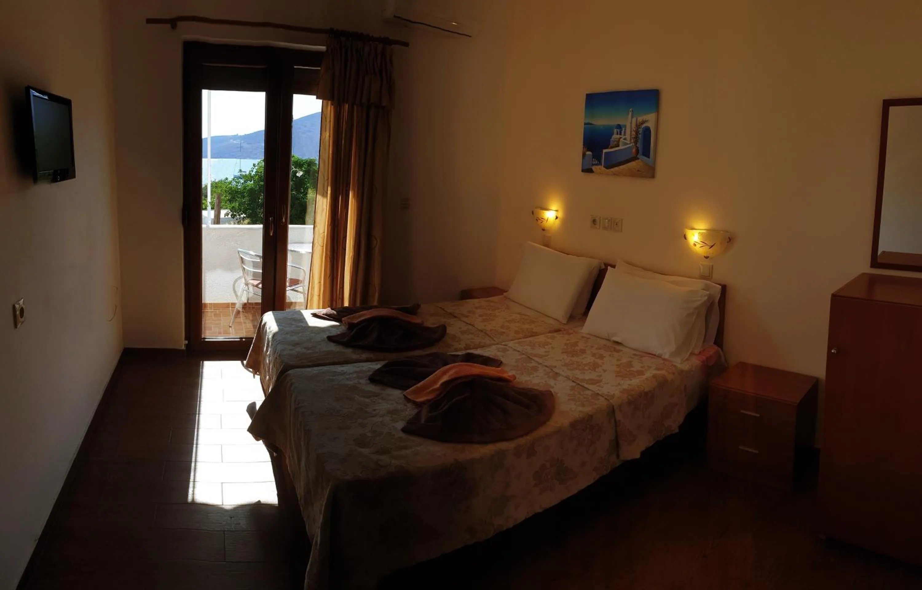 Photo of the whole room, Bed in Apollo Studios