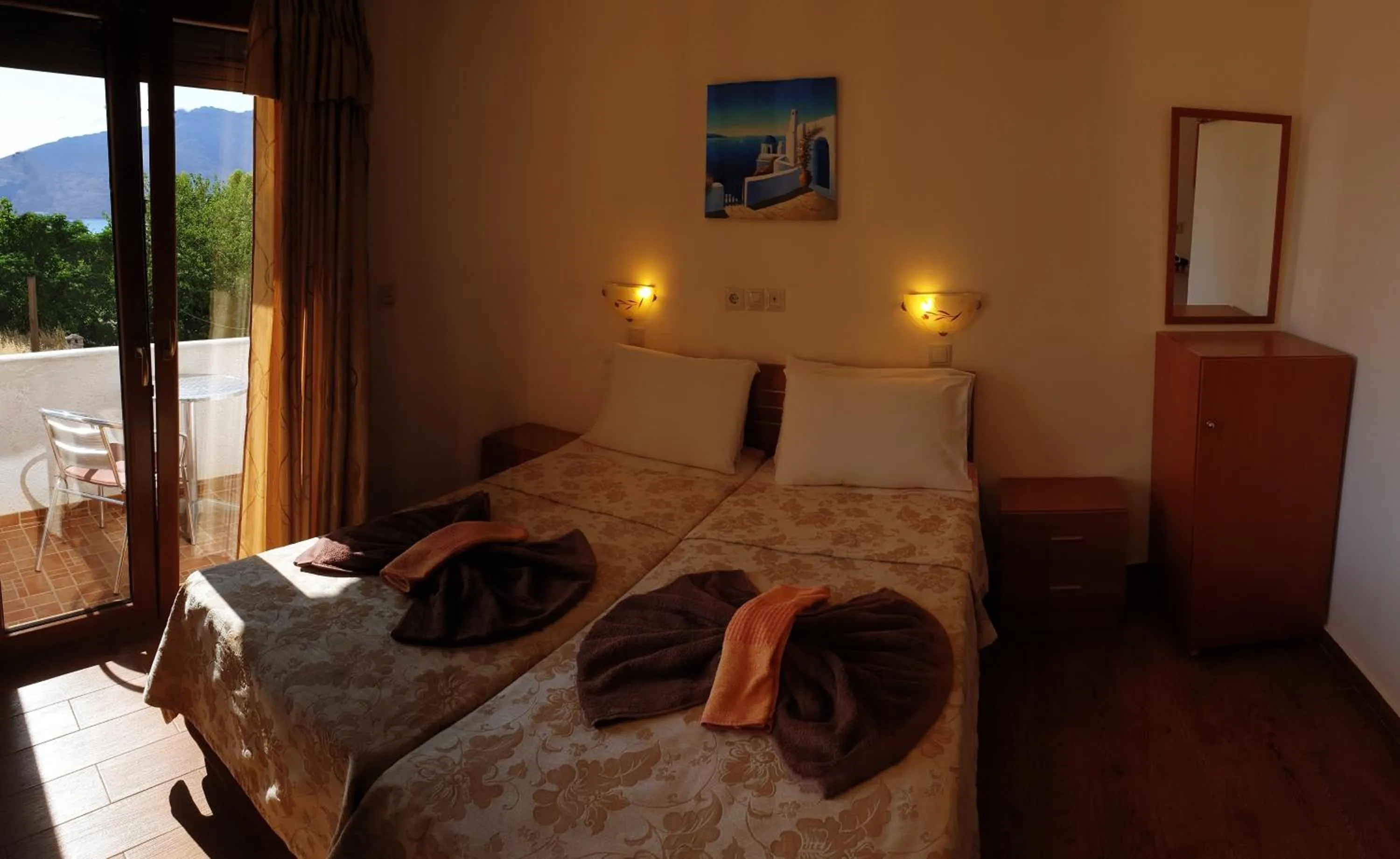 Photo of the whole room, Bed in Apollo Studios