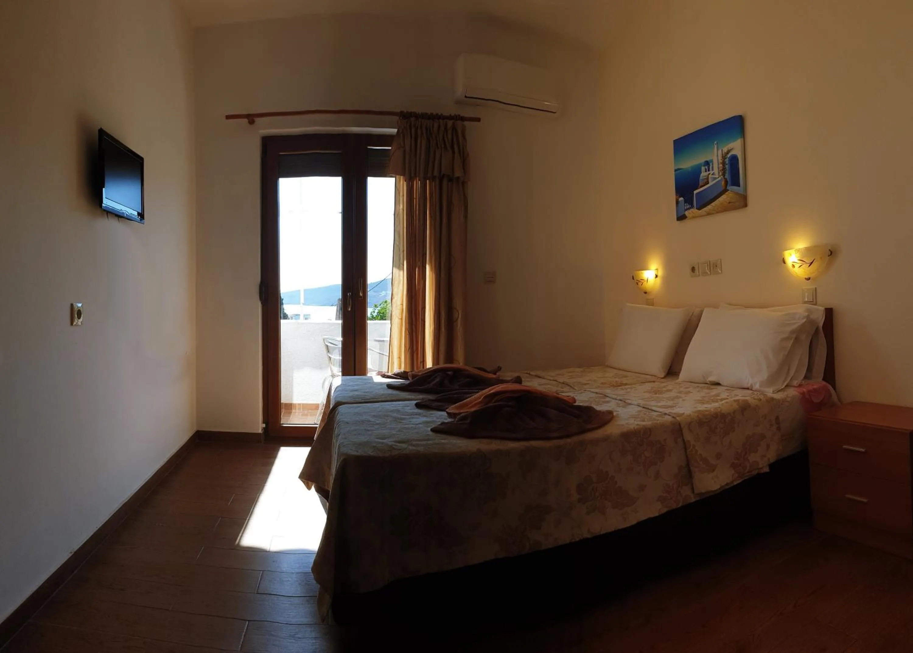 Photo of the whole room, Bed in Apollo Studios