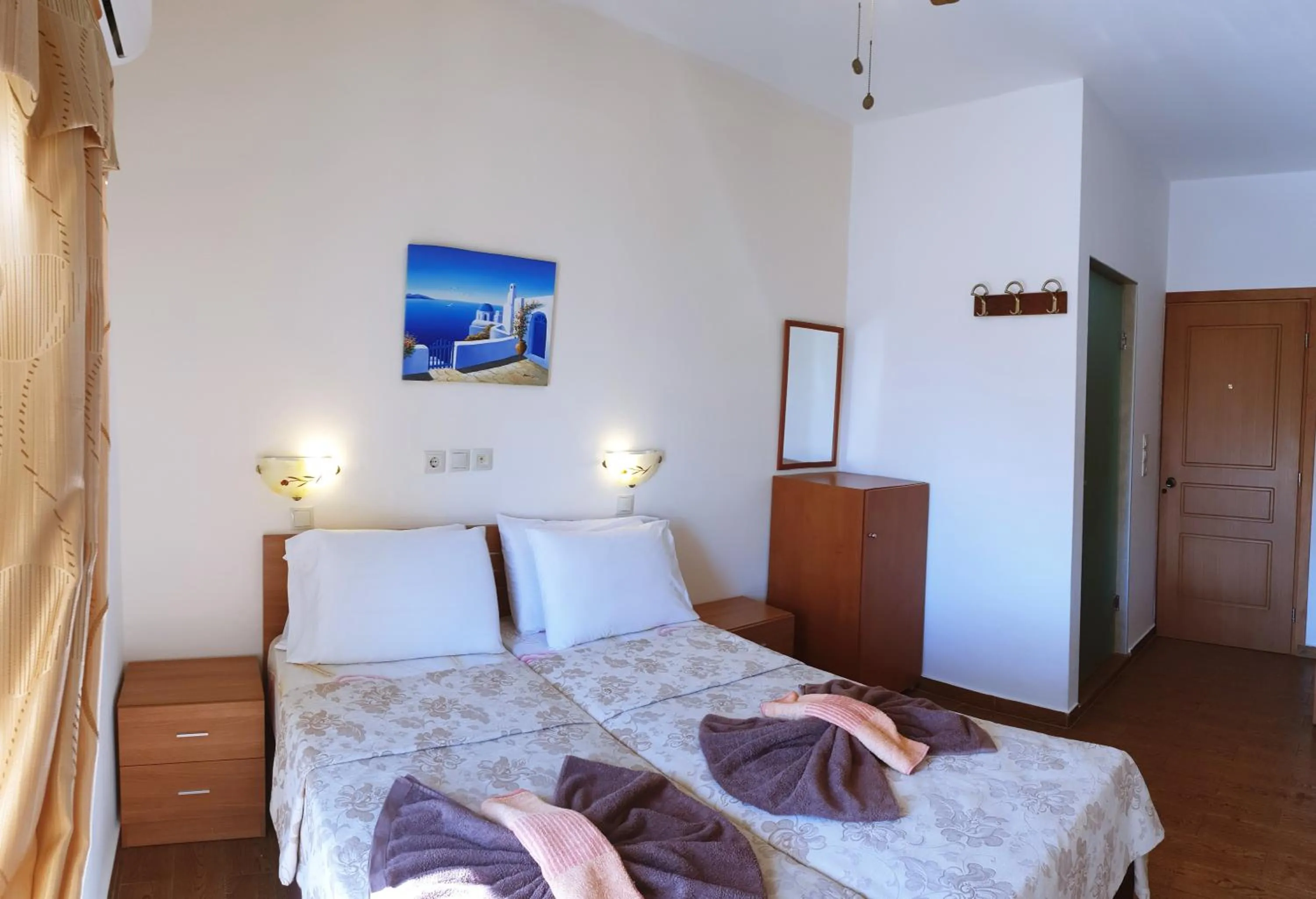 Photo of the whole room, Bed in Apollo Studios