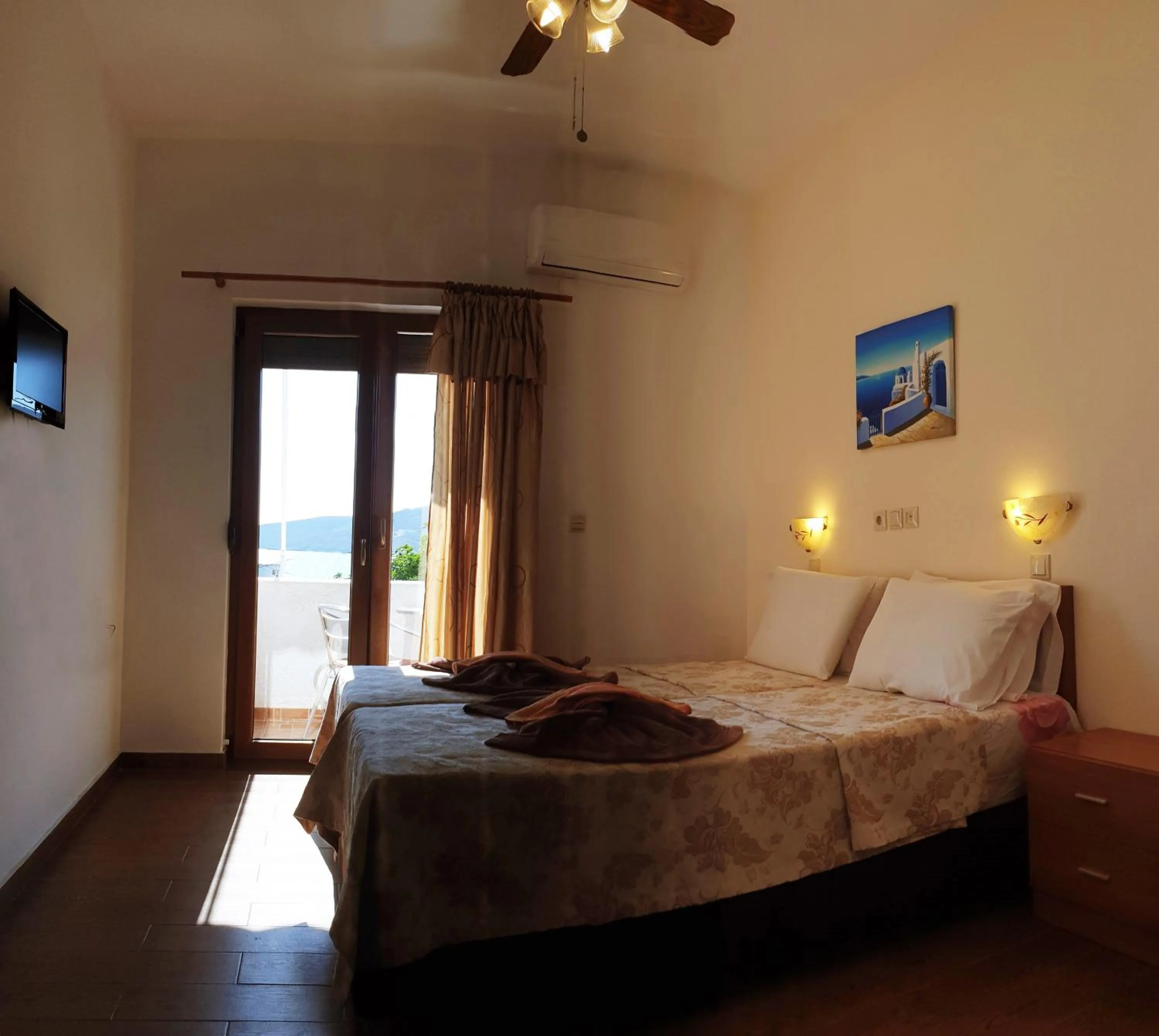 Photo of the whole room, Bed in Apollo Studios