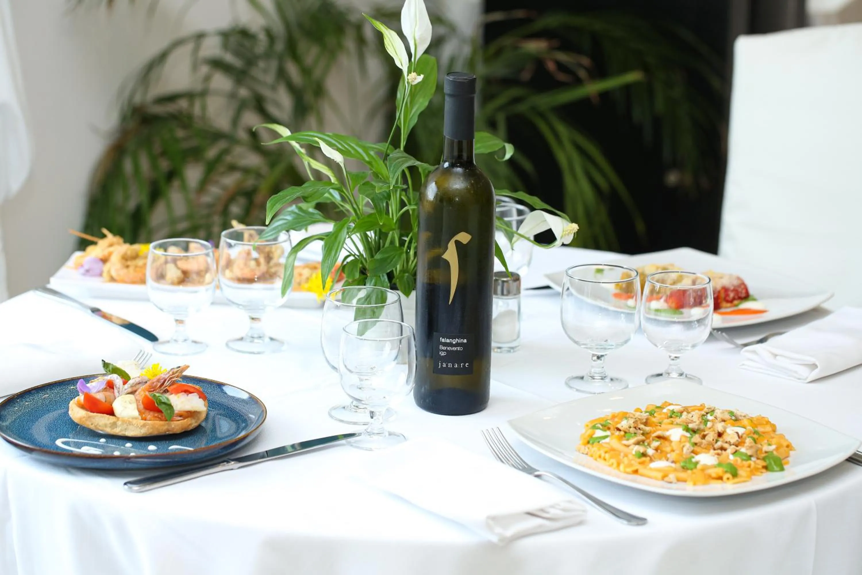 Restaurant/places to eat in Hotel Royal Hills