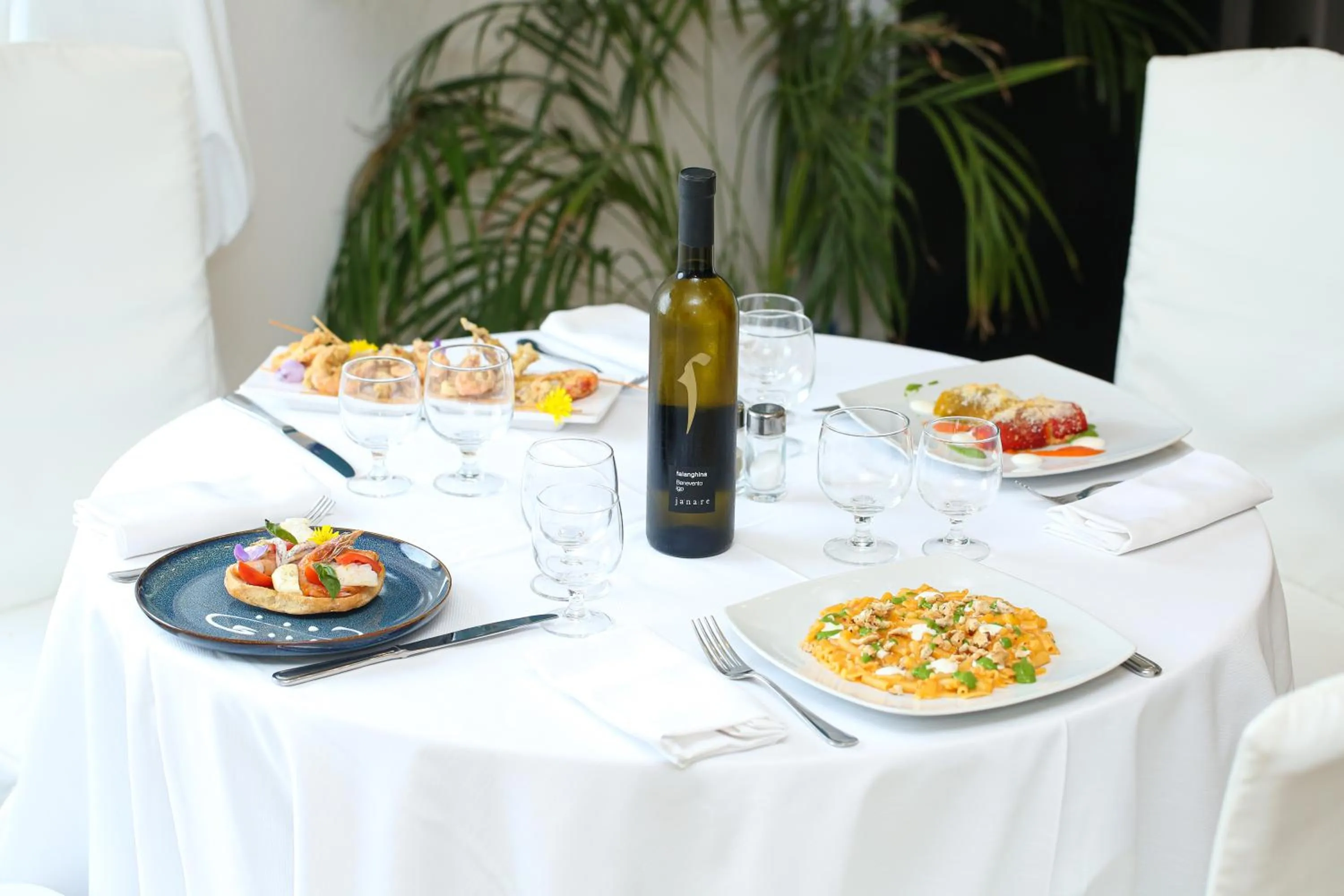 Restaurant/places to eat in Hotel Royal Hills