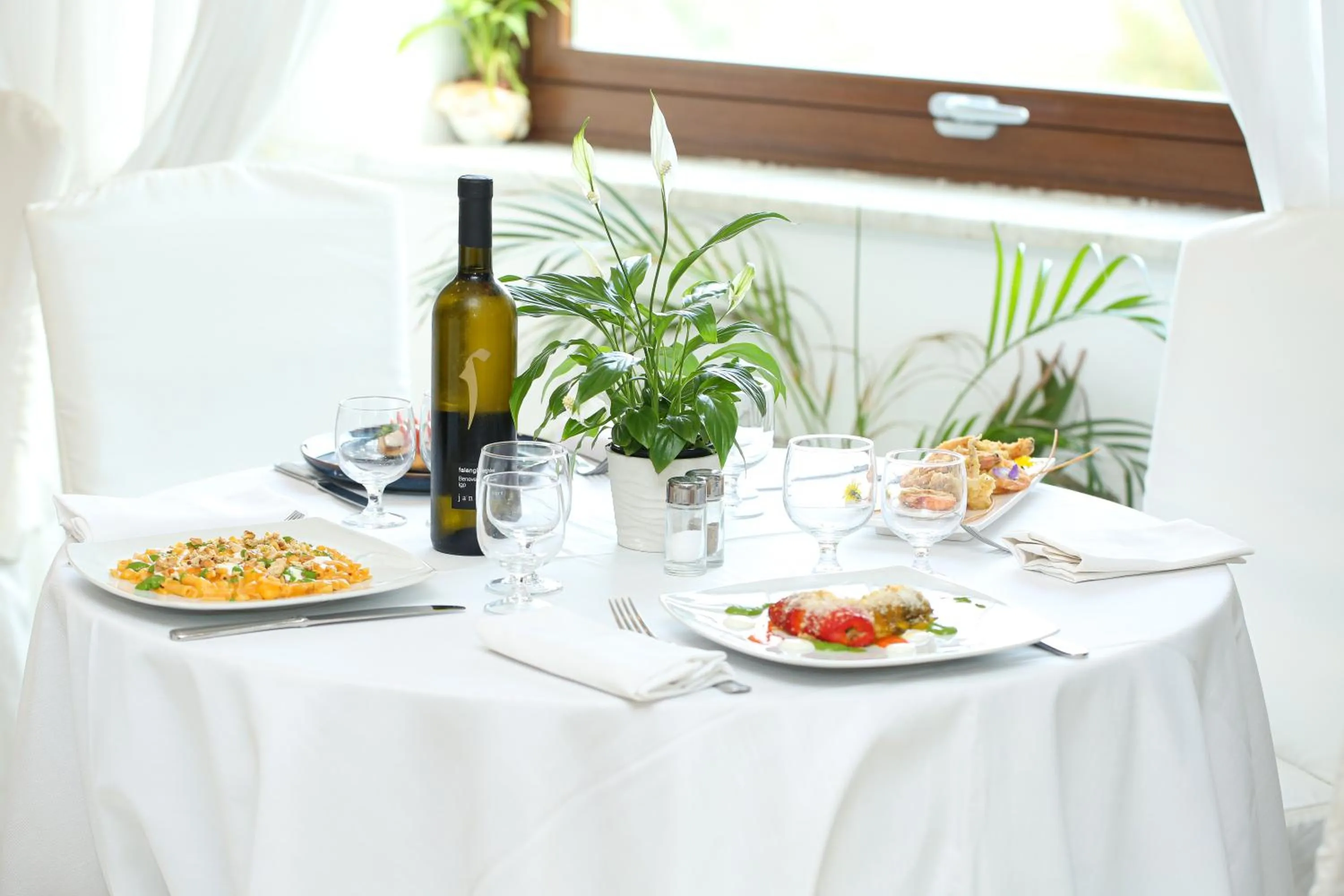 Restaurant/places to eat in Hotel Royal Hills