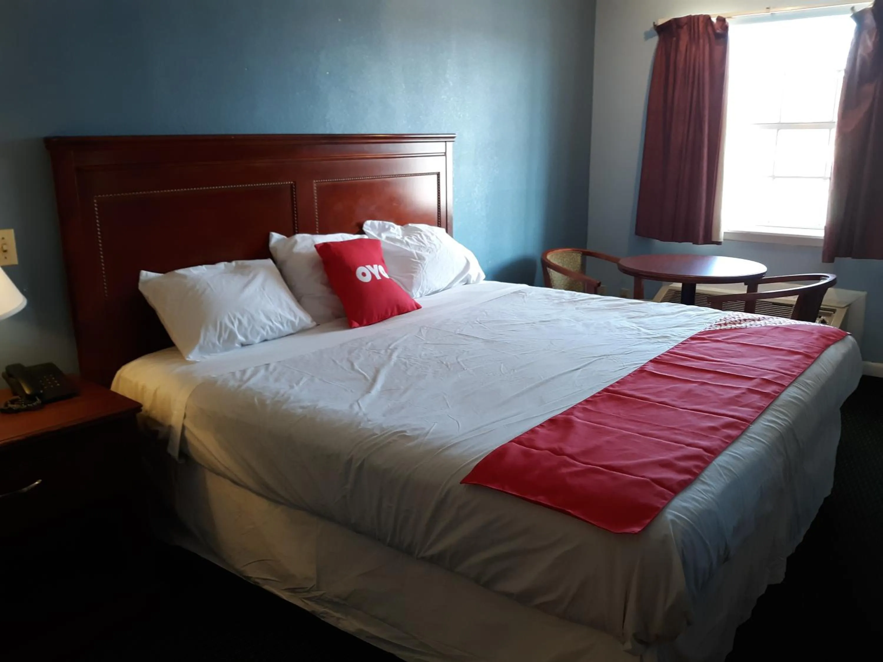 Bedroom in Rest Inn - Extended Stay, I-40 Airport, Wedding & Event Center