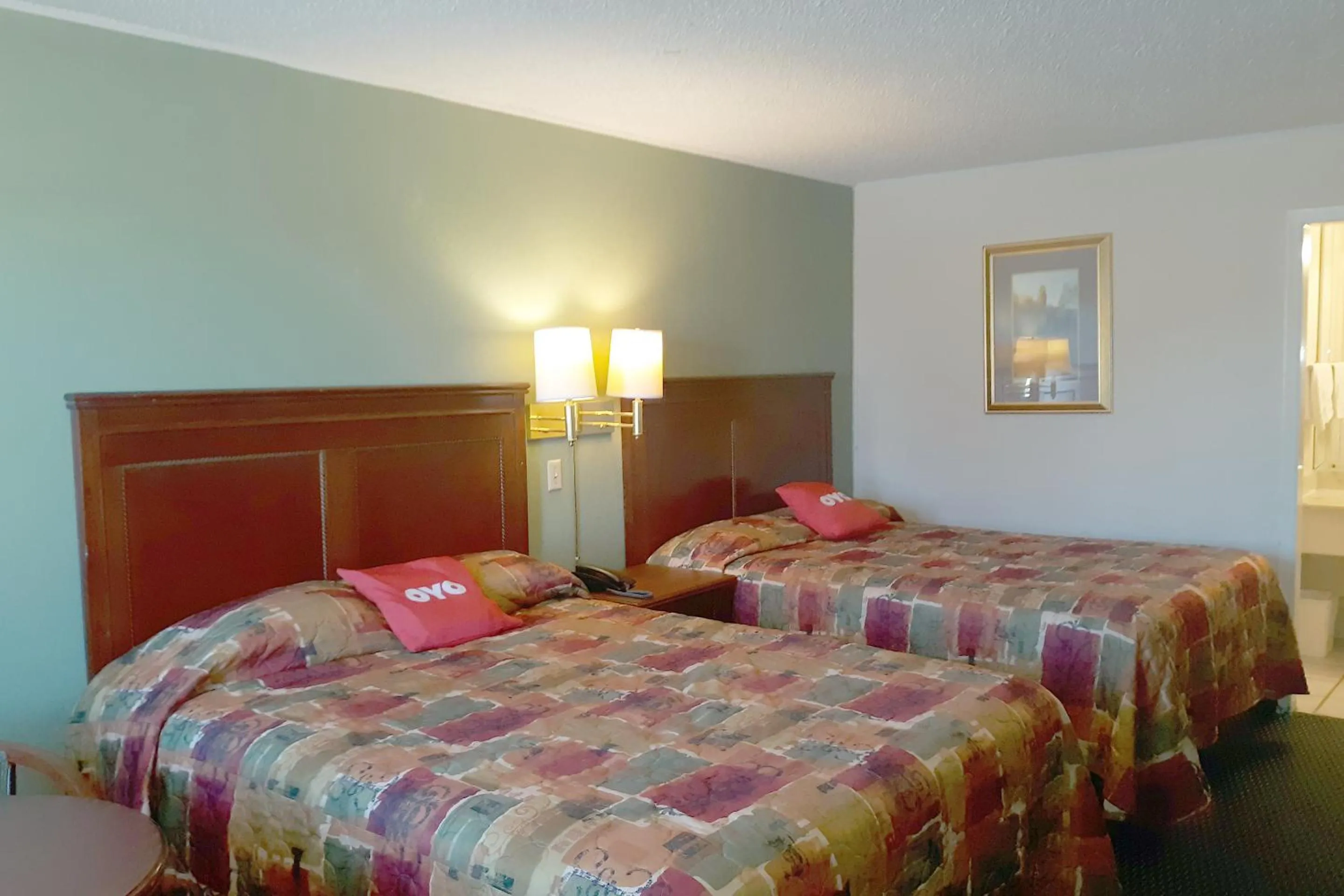 Bedroom in Rest Inn - Extended Stay, I-40 Airport, Wedding & Event Center