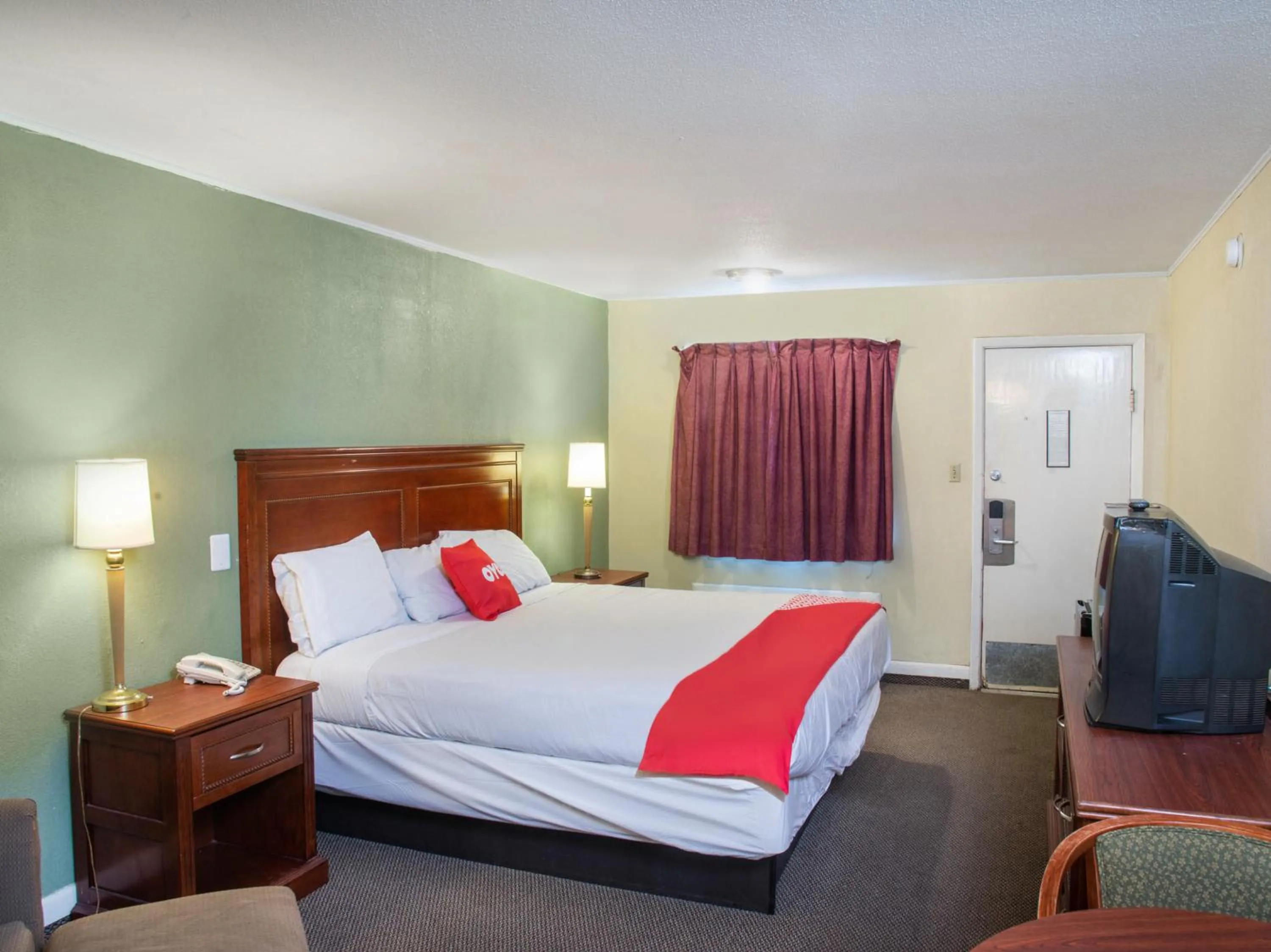 Bedroom in Rest Inn - Extended Stay, I-40 Airport, Wedding & Event Center