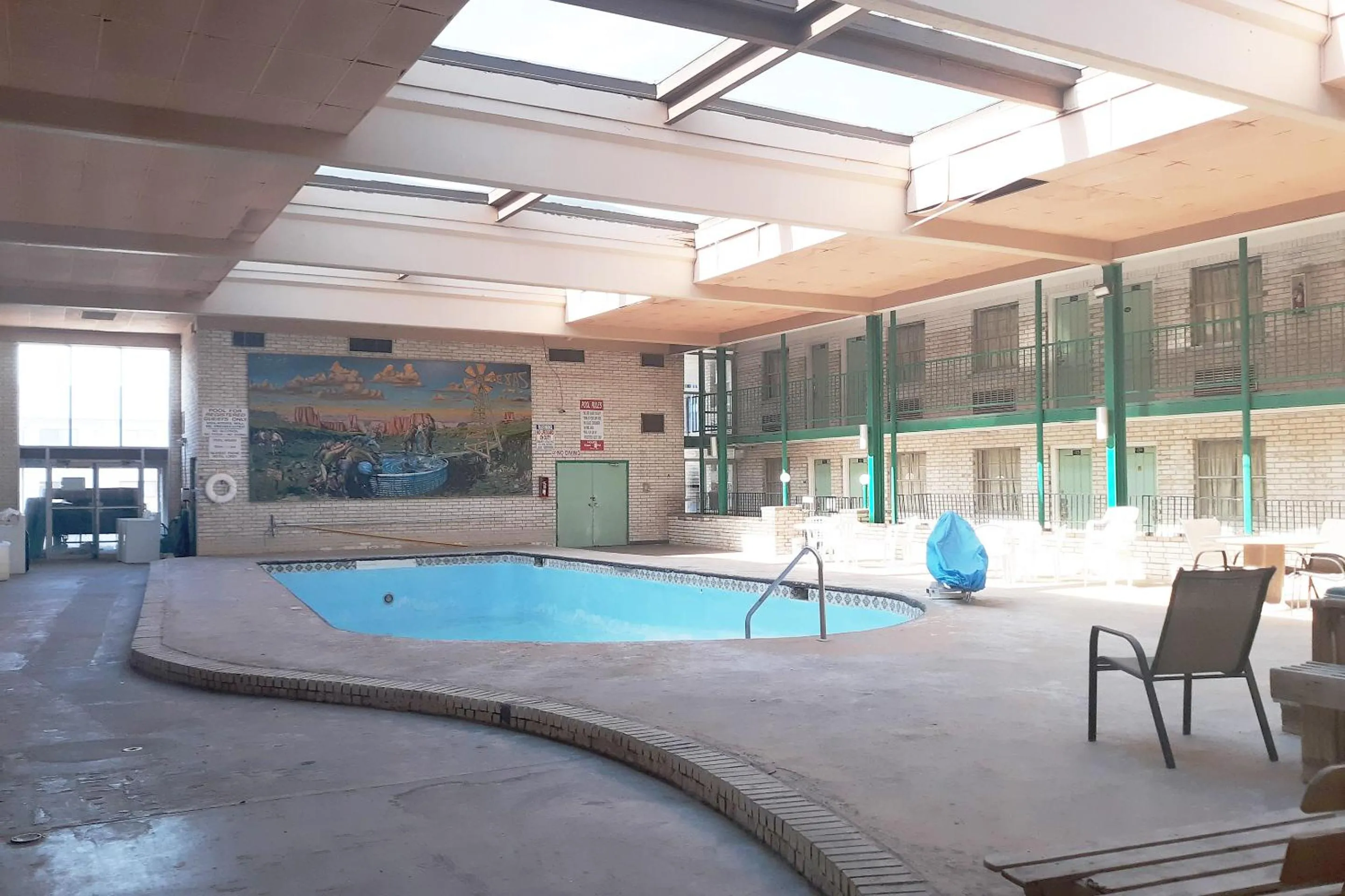 Swimming Pool in Rest Inn - Extended Stay, I-40 Airport, Wedding & Event Center