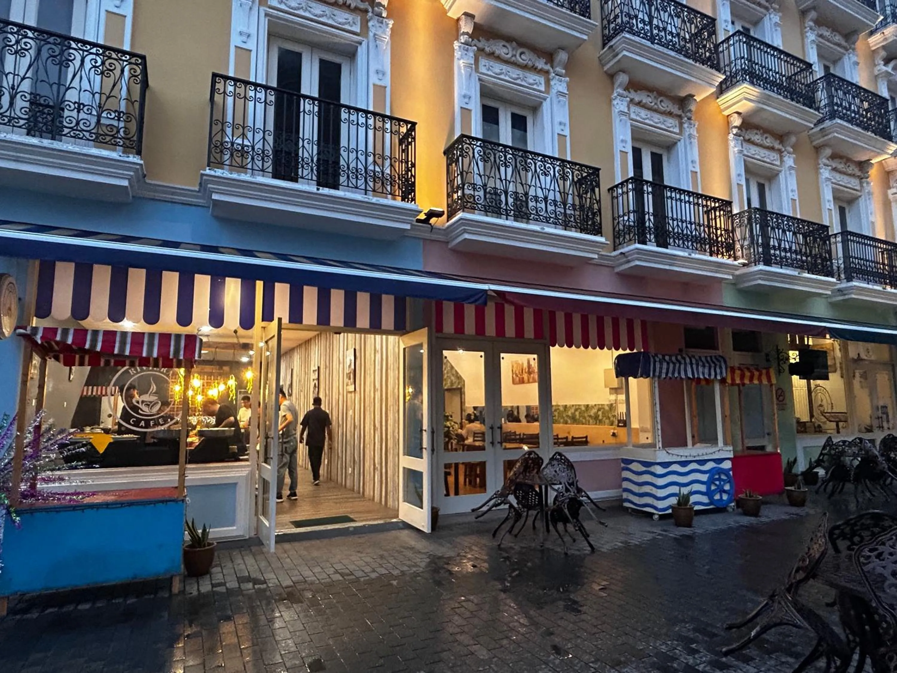 Restaurant/places to eat in Riviera Suites Melaka