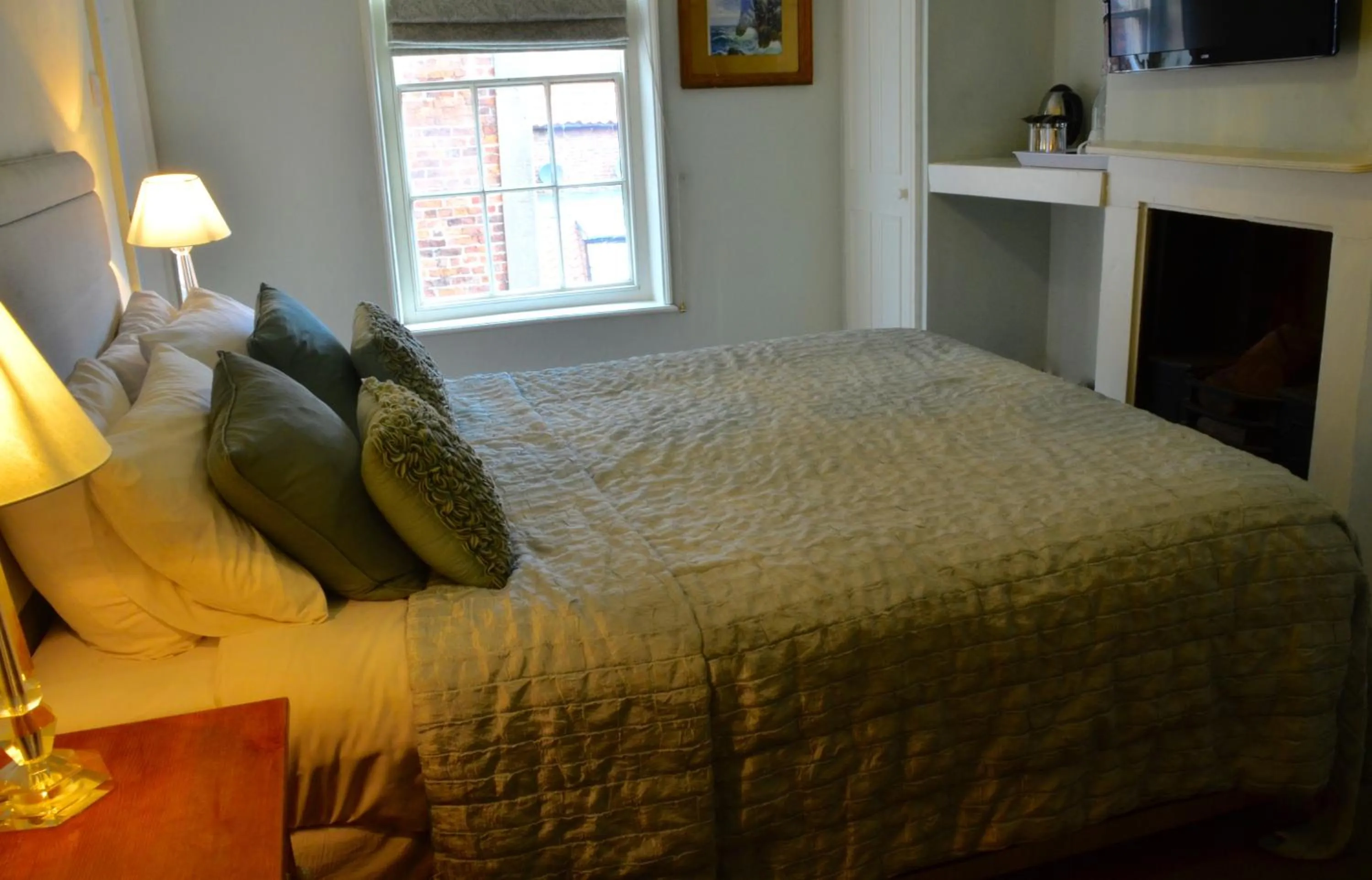 Bedroom, Bed in White Horse & Griffin