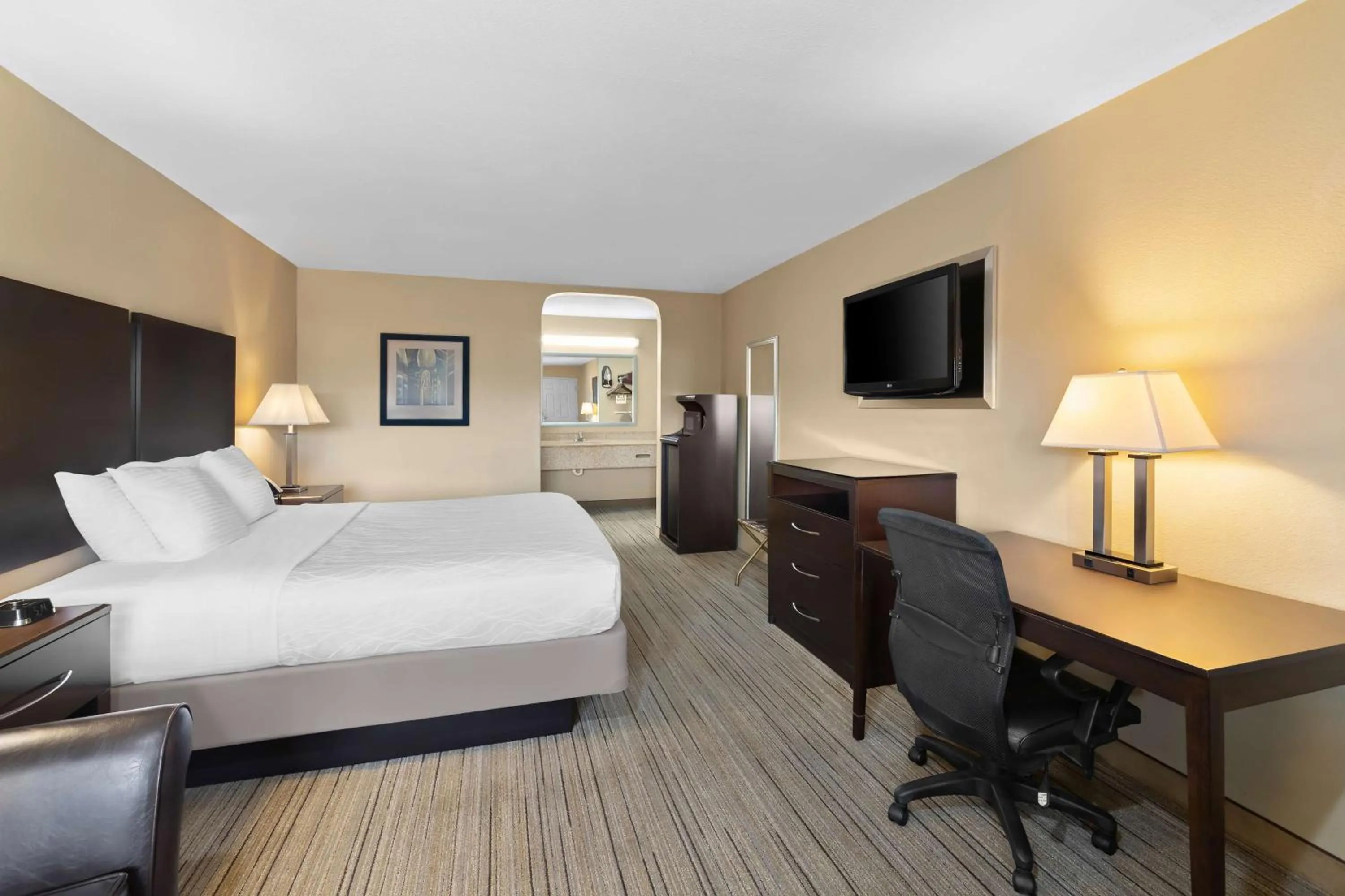 Bedroom, Bed in Best Western Cedar Inn