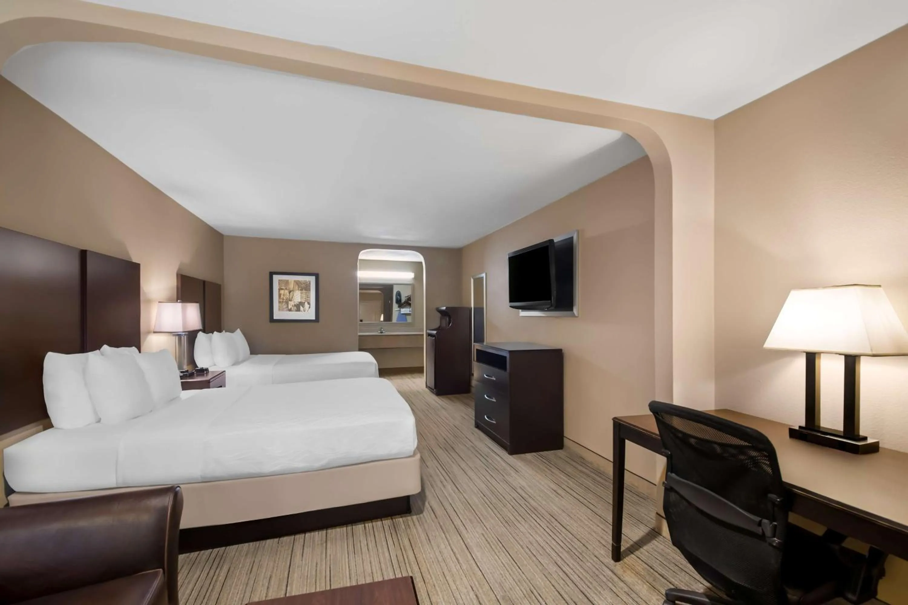 Bedroom, Bed in Best Western Cedar Inn