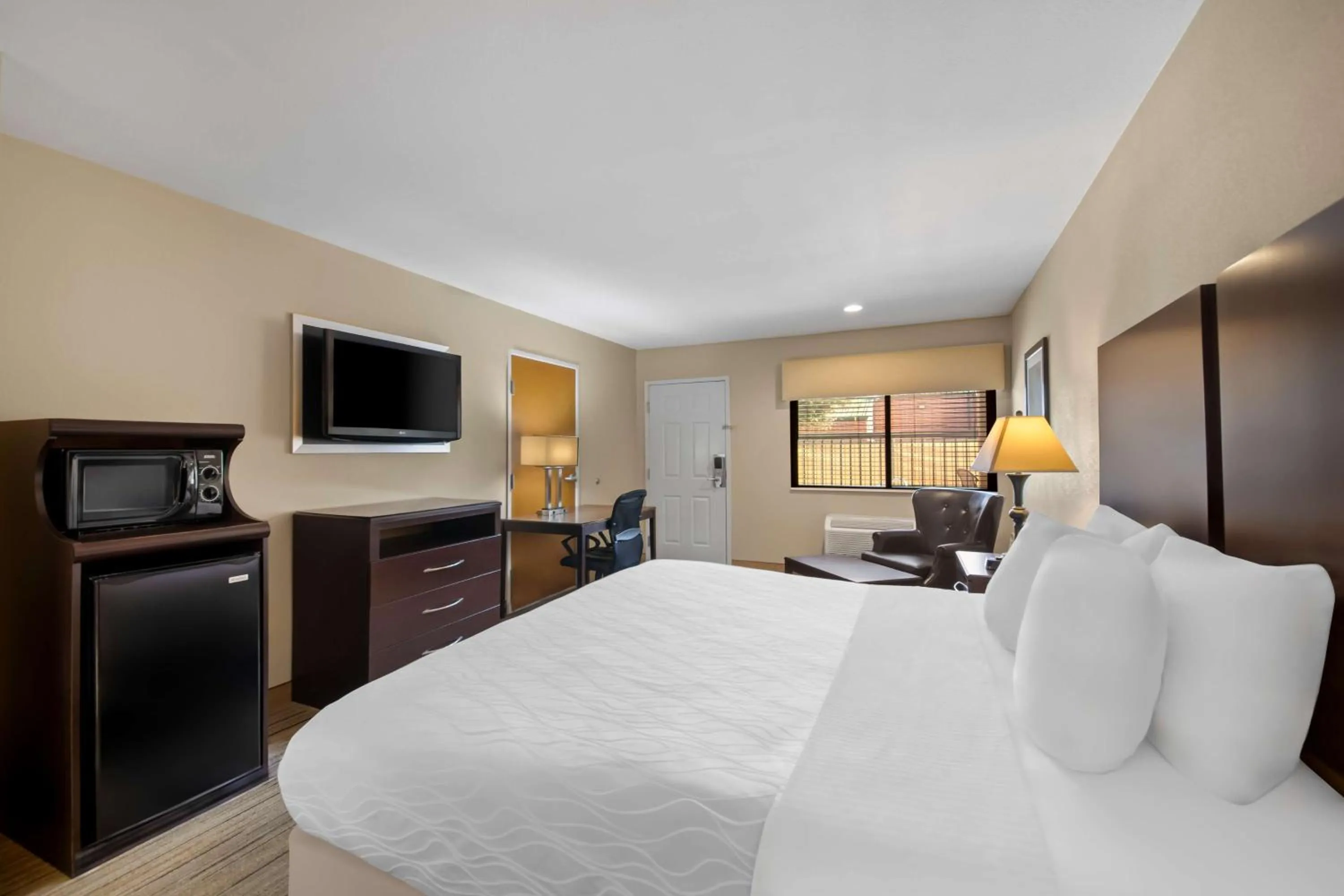 Bedroom, Bed in Best Western Cedar Inn