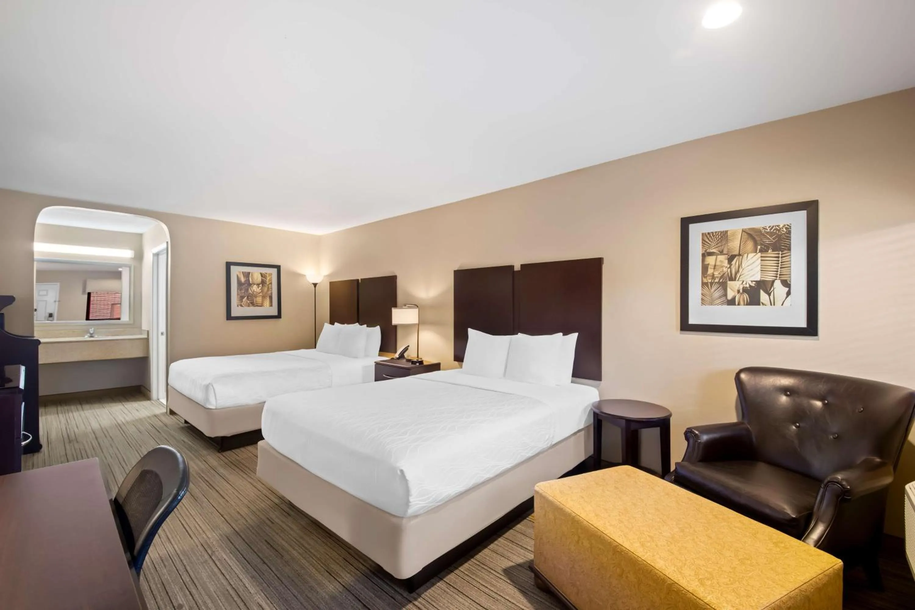 Bedroom, Bed in Best Western Cedar Inn