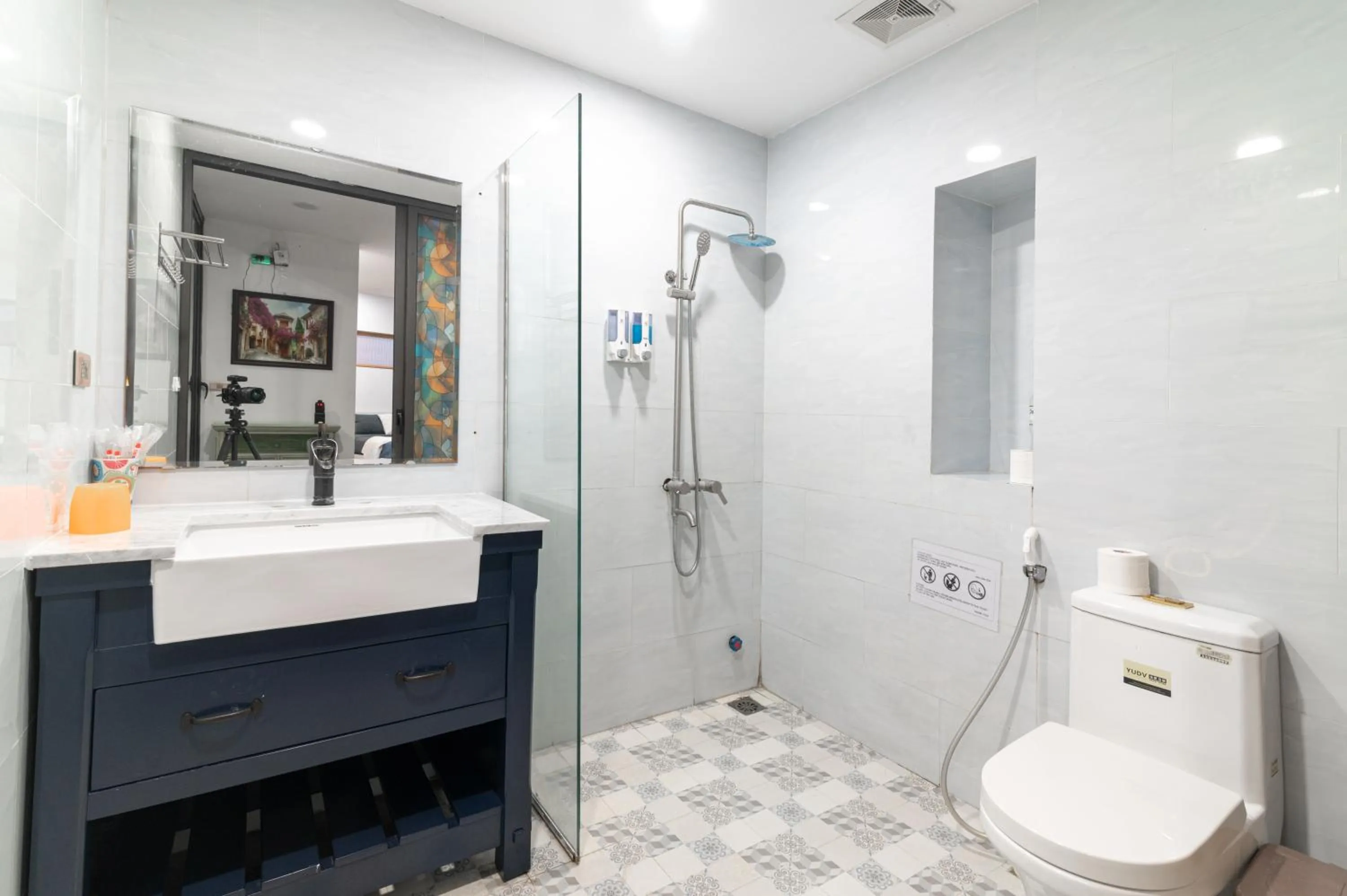 Shower in SaziHome Le Thanh Tong Hanoi