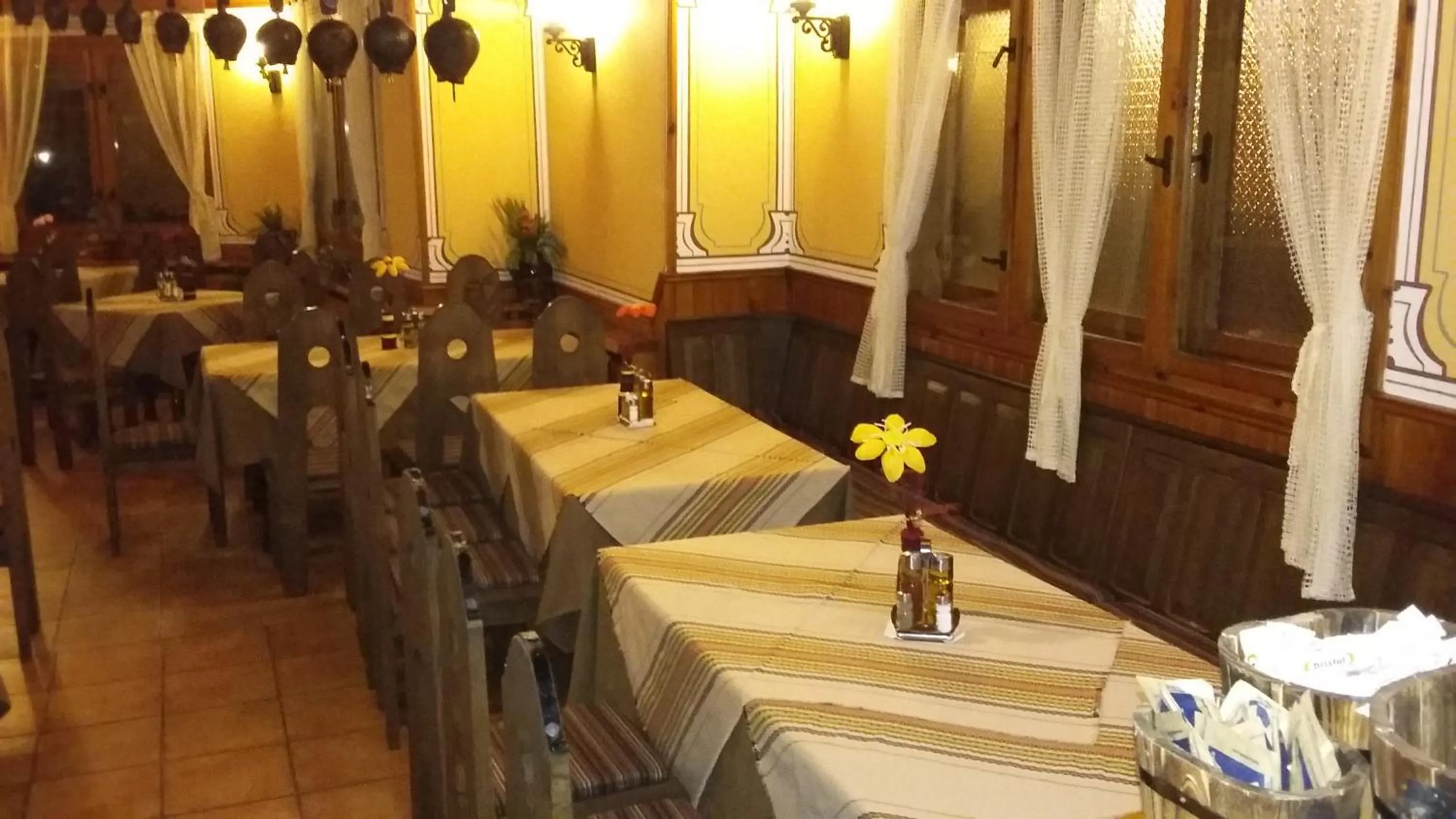 Restaurant/places to eat in Chuchura Family Hotel