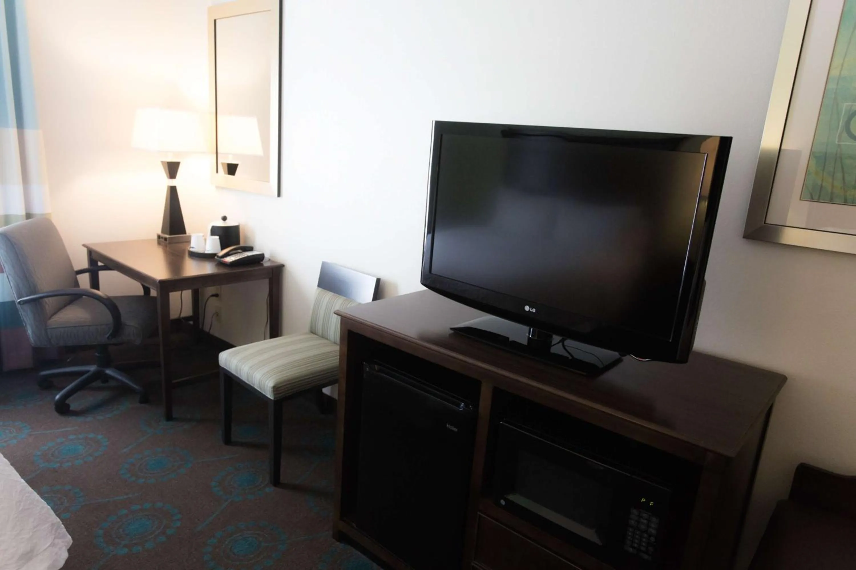 Bed in Hampton Inn & Suites Middlebury