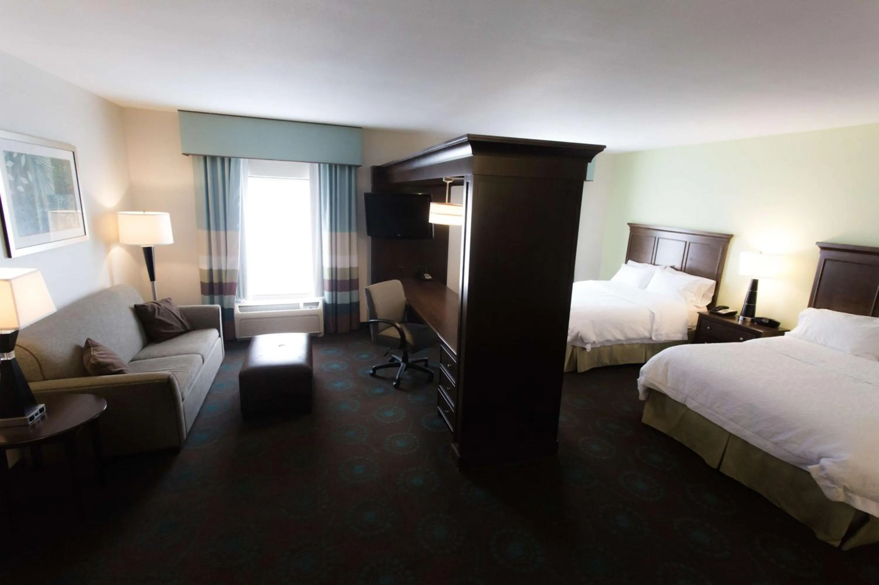 Bed in Hampton Inn & Suites Middlebury