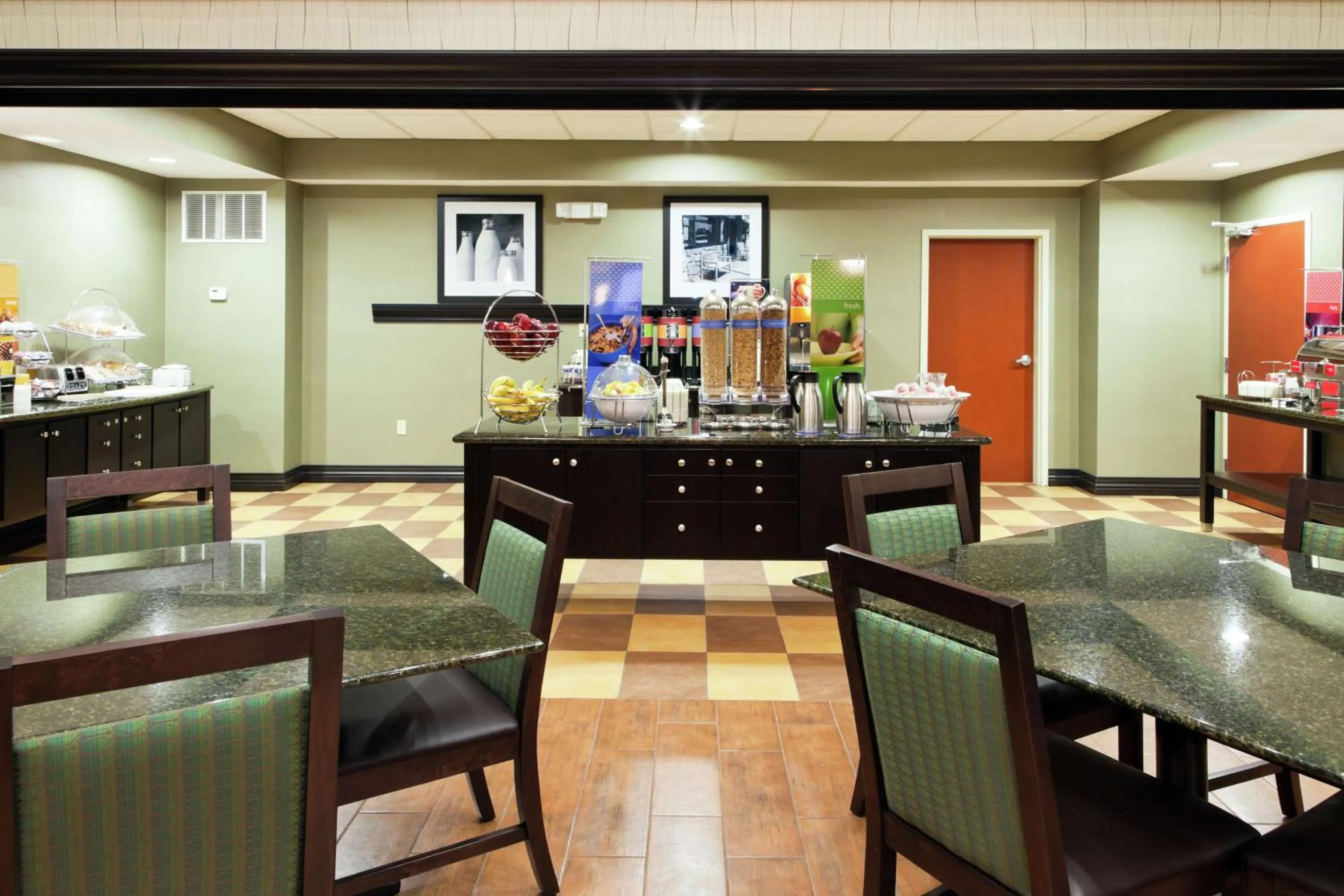 Dining area in Hampton Inn & Suites Middlebury