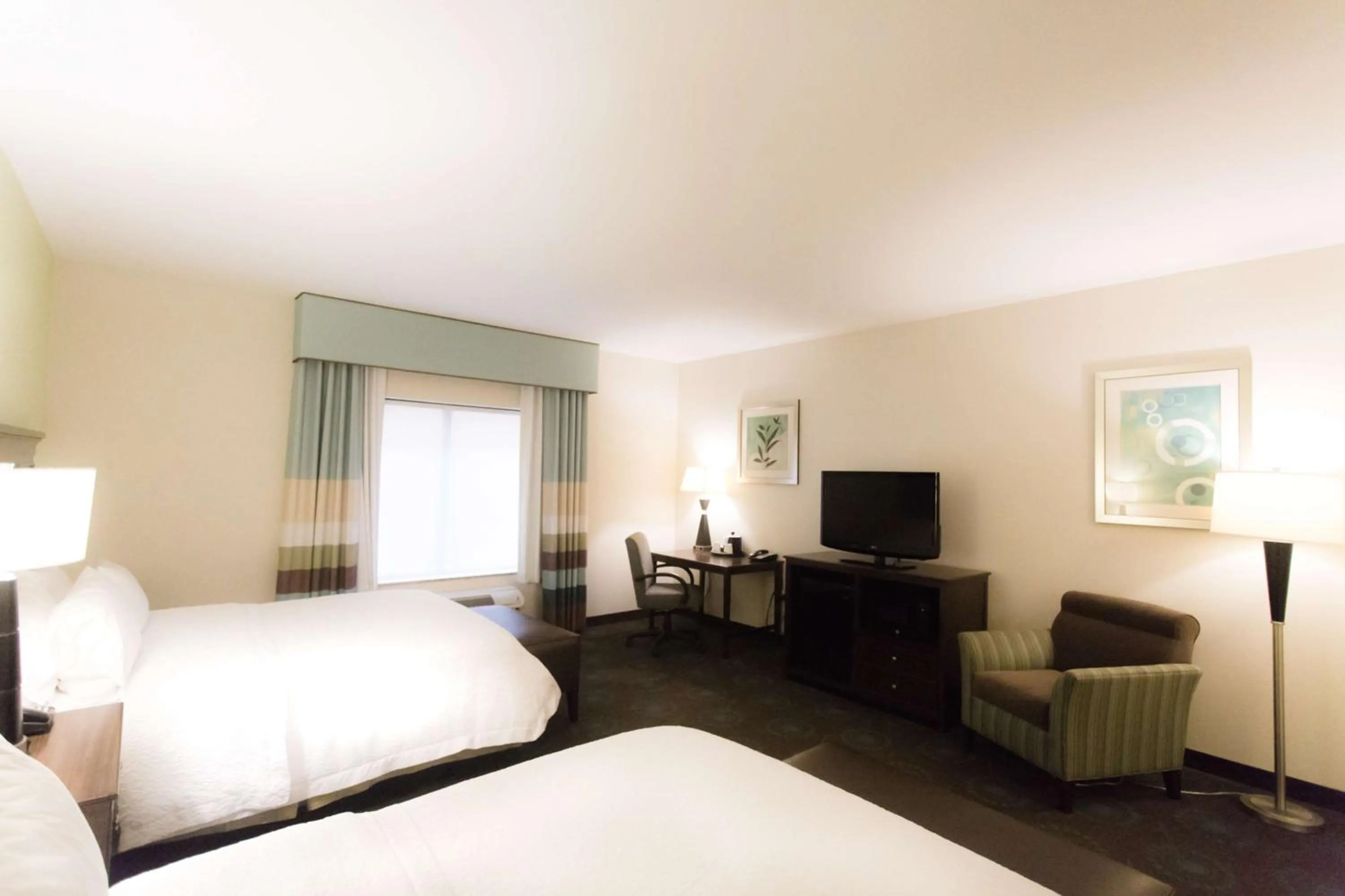 Bed in Hampton Inn & Suites Middlebury