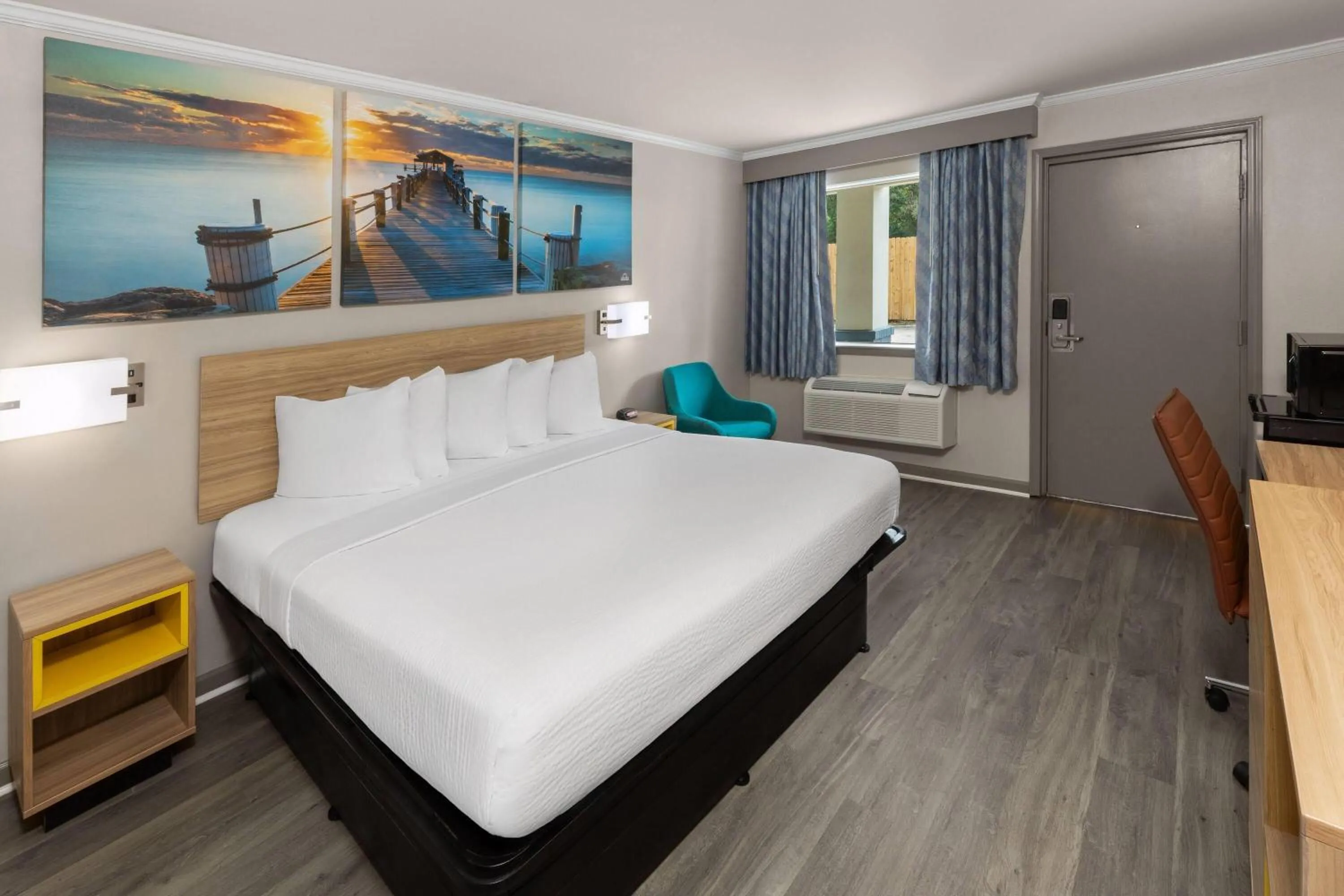 Photo of the whole room, Bed in Days Inn by Wyndham Slidell