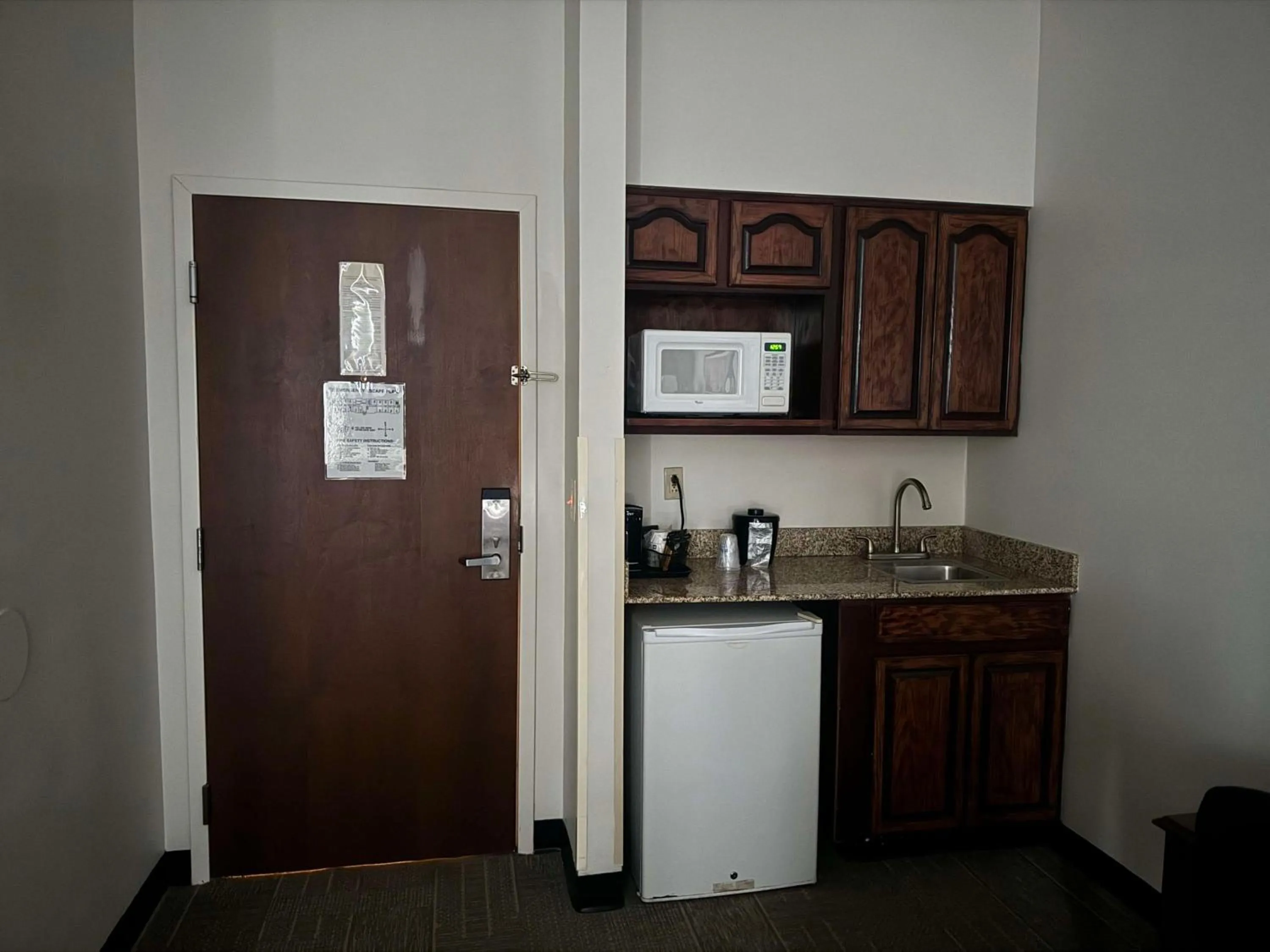 Kitchen or kitchenette in Best Western PLUS Hannaford Inn & Suites