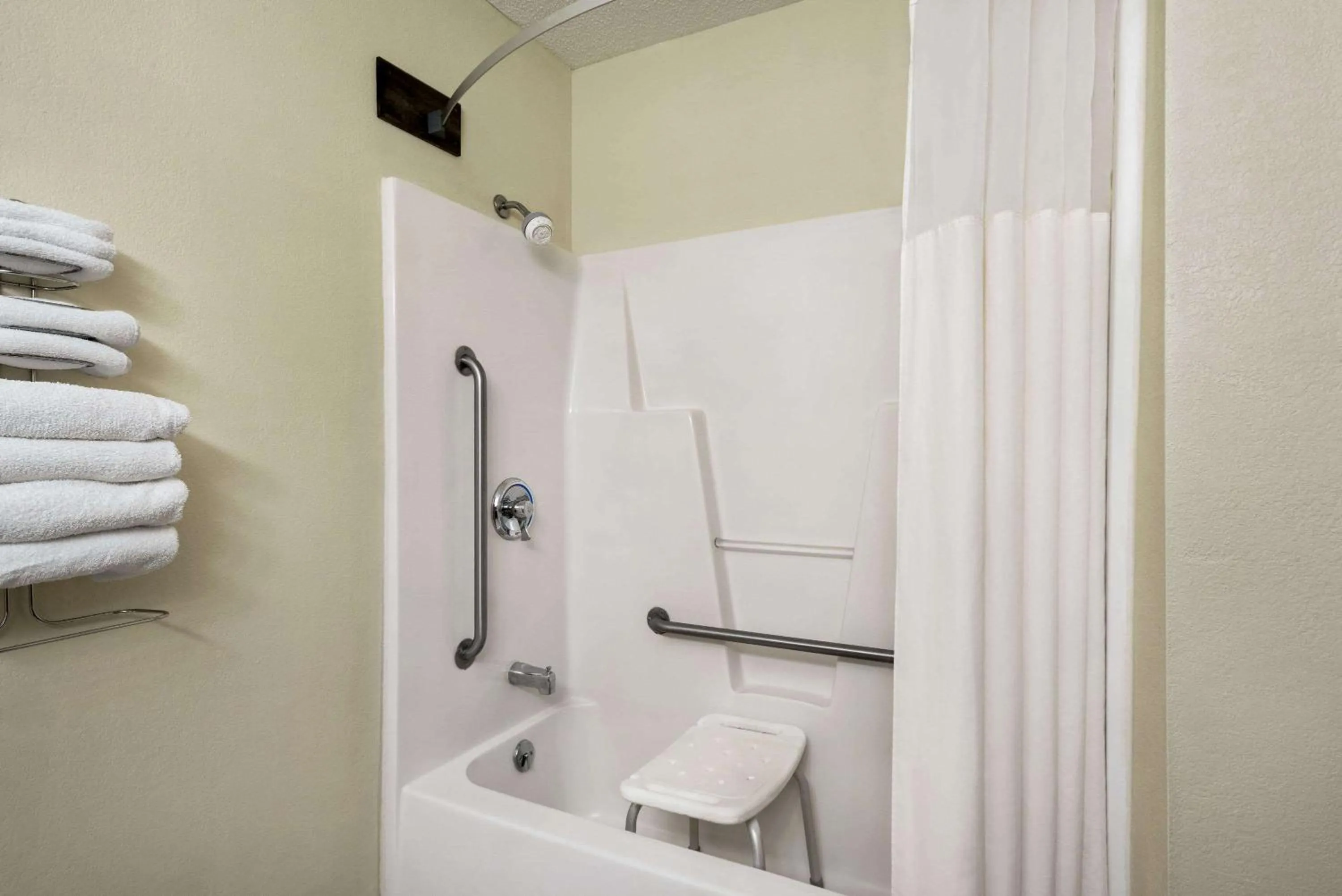 Queen Room with Bath Tub - Mobility Accessible/Non-Smoking in Days Inn by Wyndham Eagle River