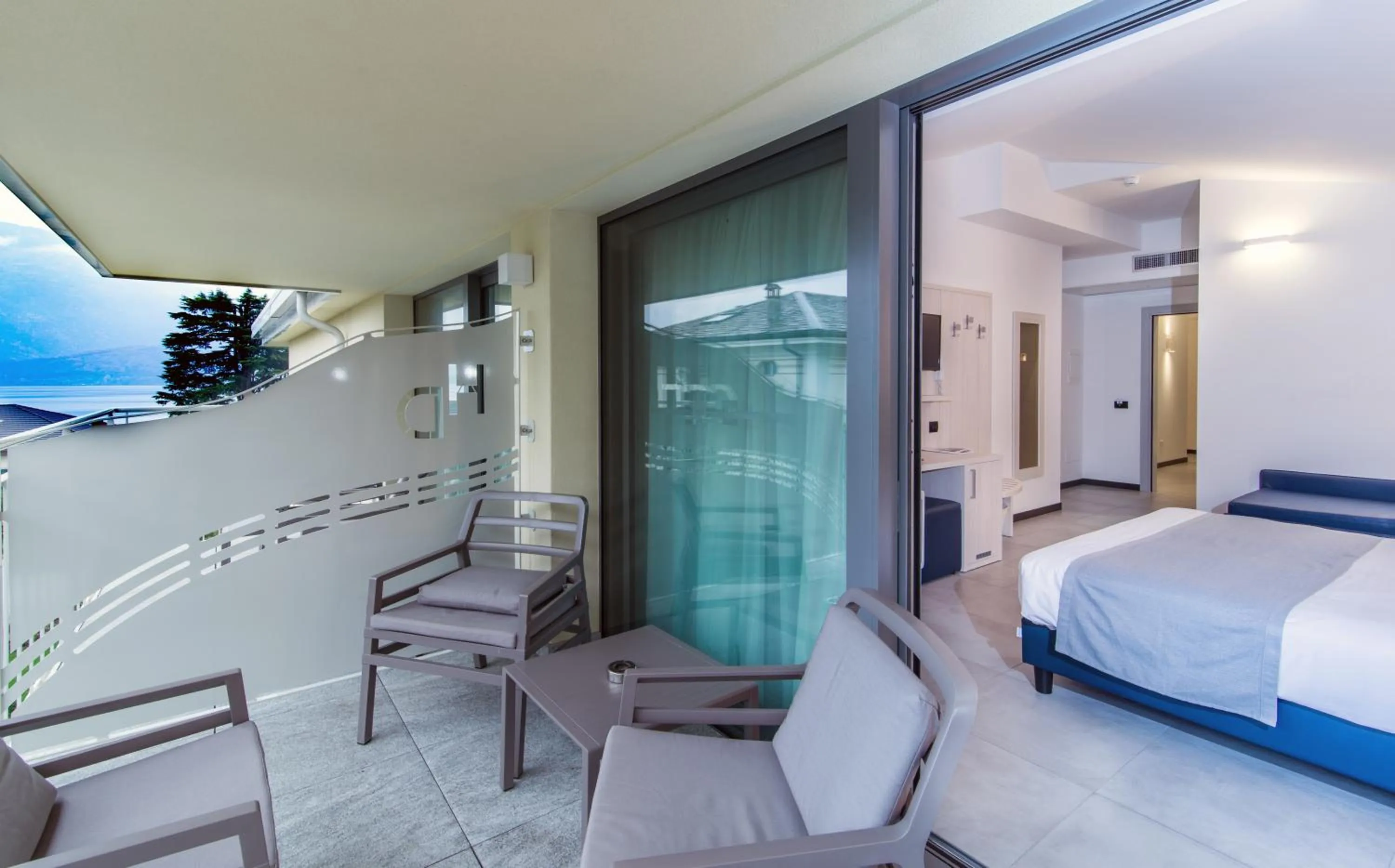 Balcony/Terrace, Bed in Hotel Domaso