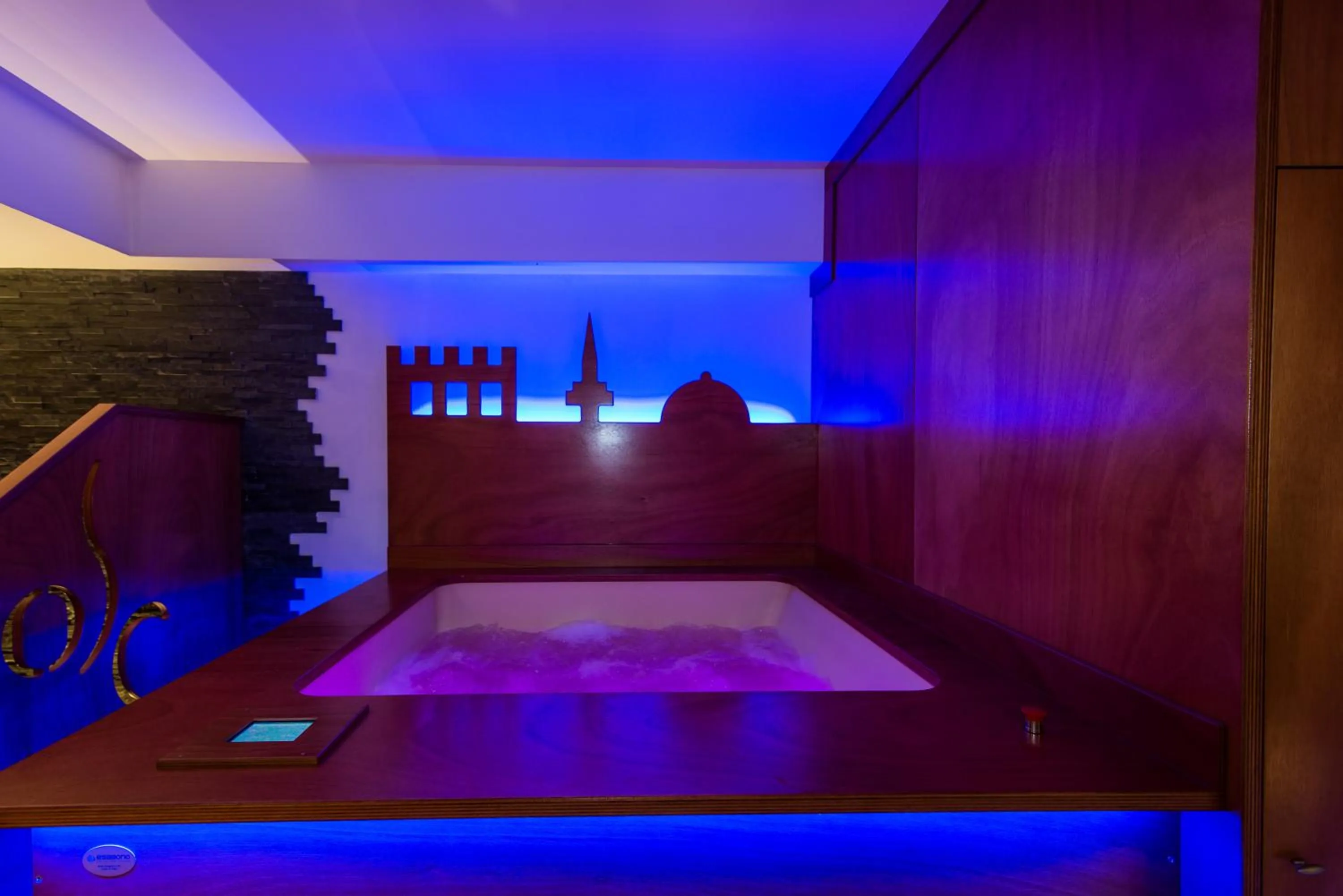 Hot Tub, Bed in Hotel Domaso