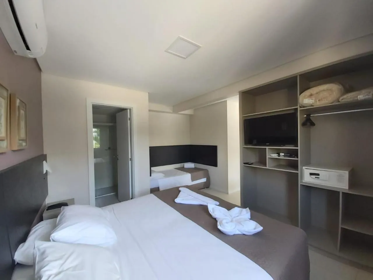 Bedroom, Bed in Balmare Hotel