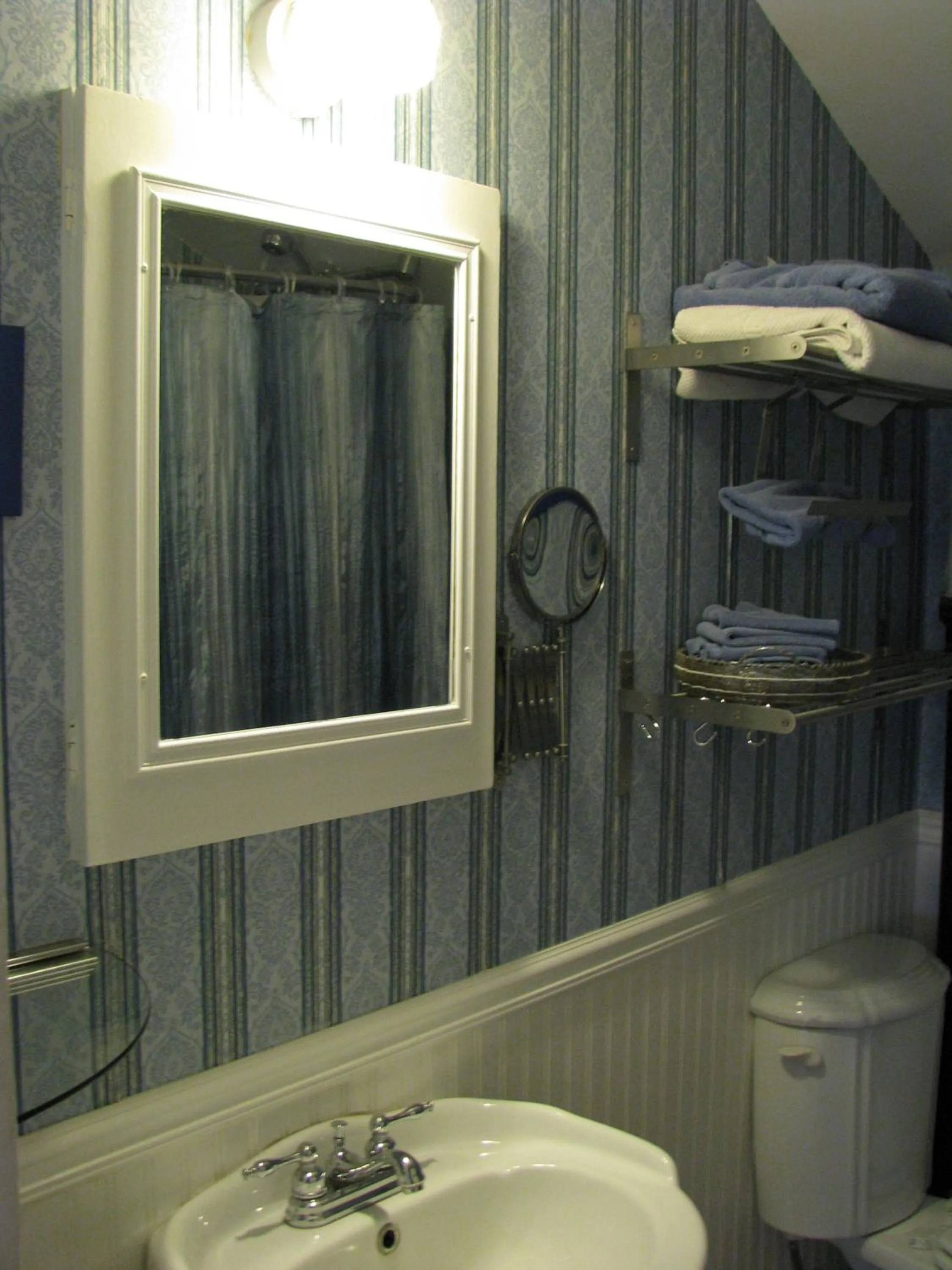 Bathroom in Auberge De Mon Petit Chum B&B