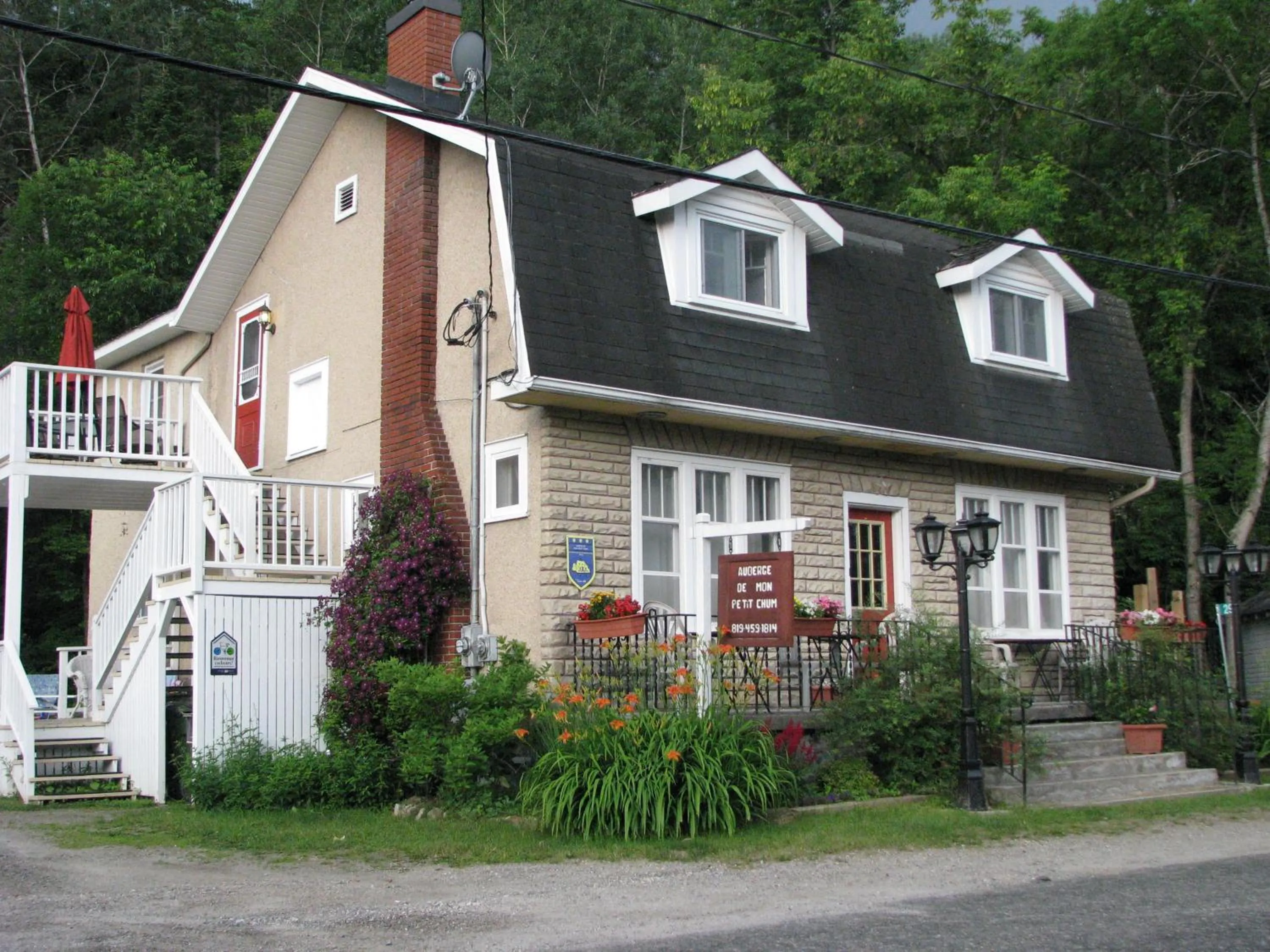 Property building in Auberge De Mon Petit Chum B&B