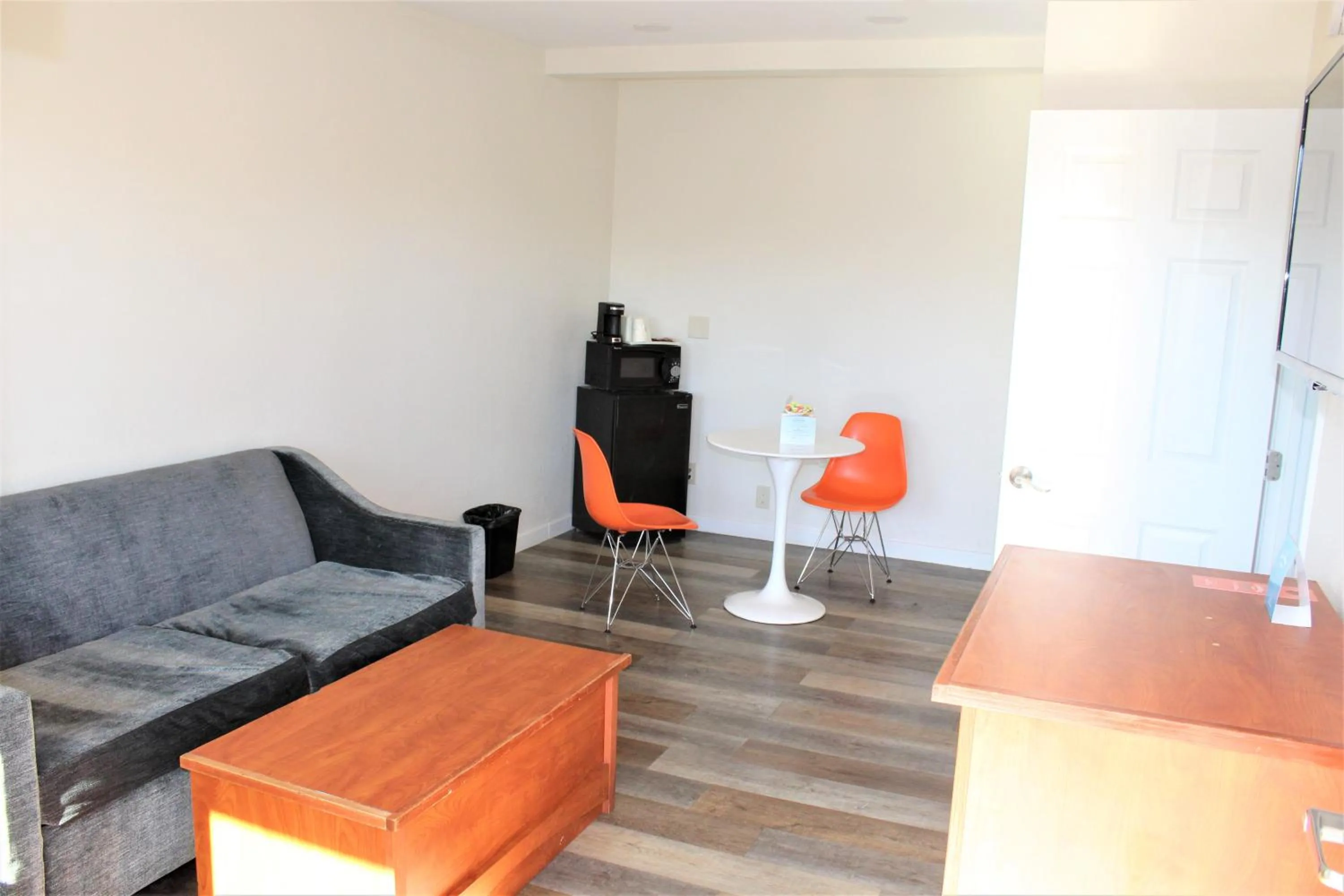 Living room in Howard Johnson Suites by Wyndham San Diego Chula Vista BayFront