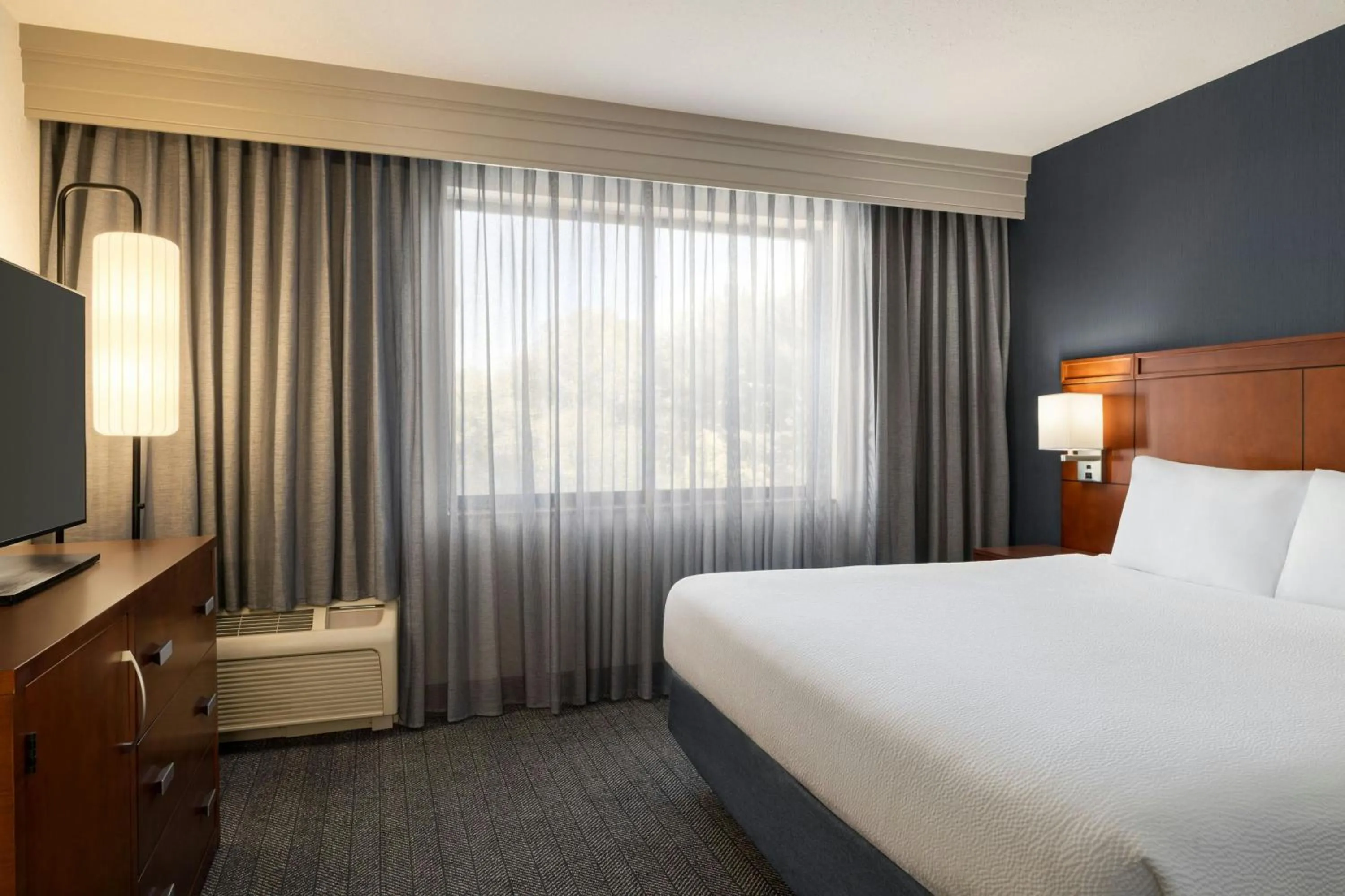 Photo of the whole room, Bed in Courtyard Mt. Holly Westampton