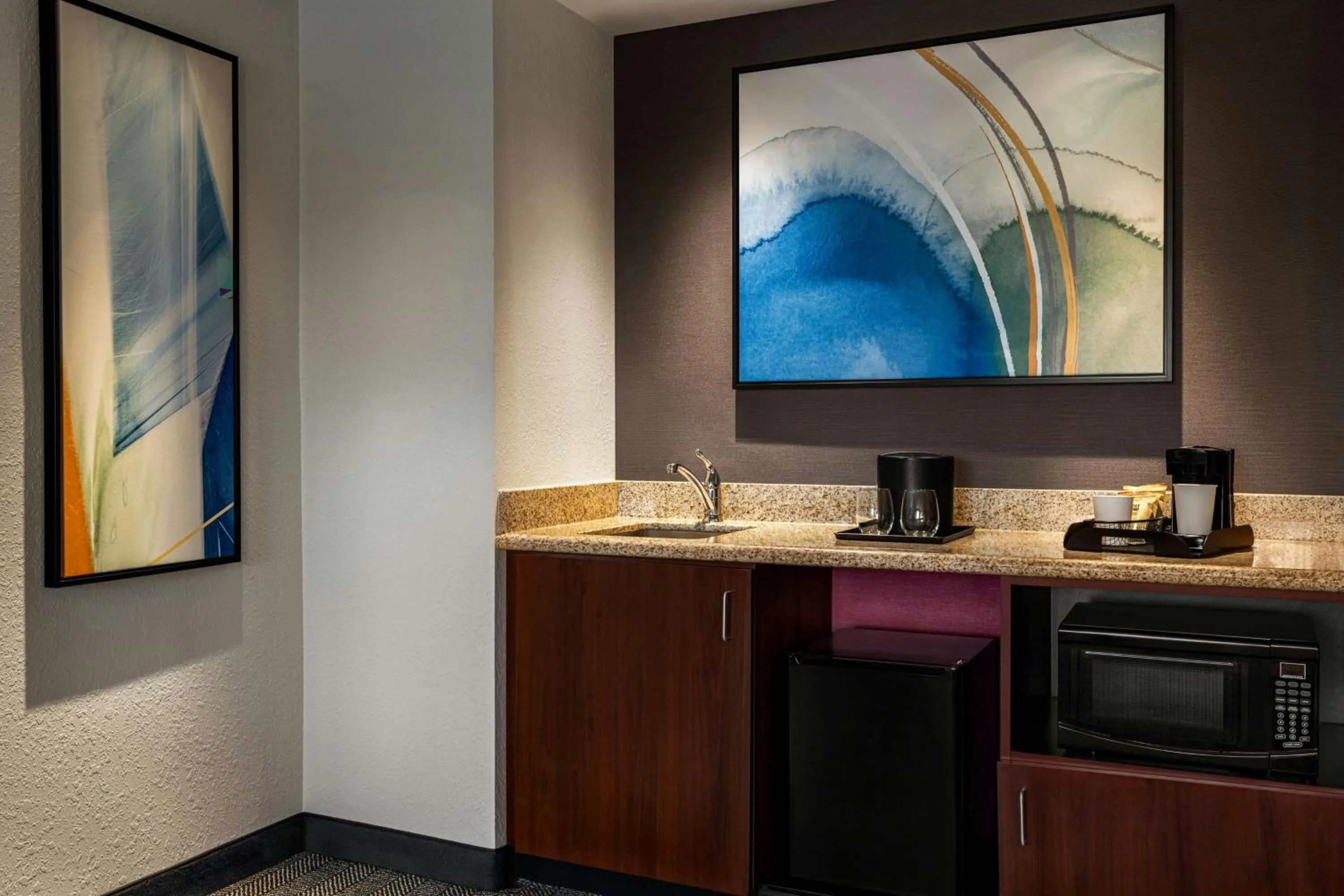 Lounge or bar in Courtyard Mt. Holly Westampton