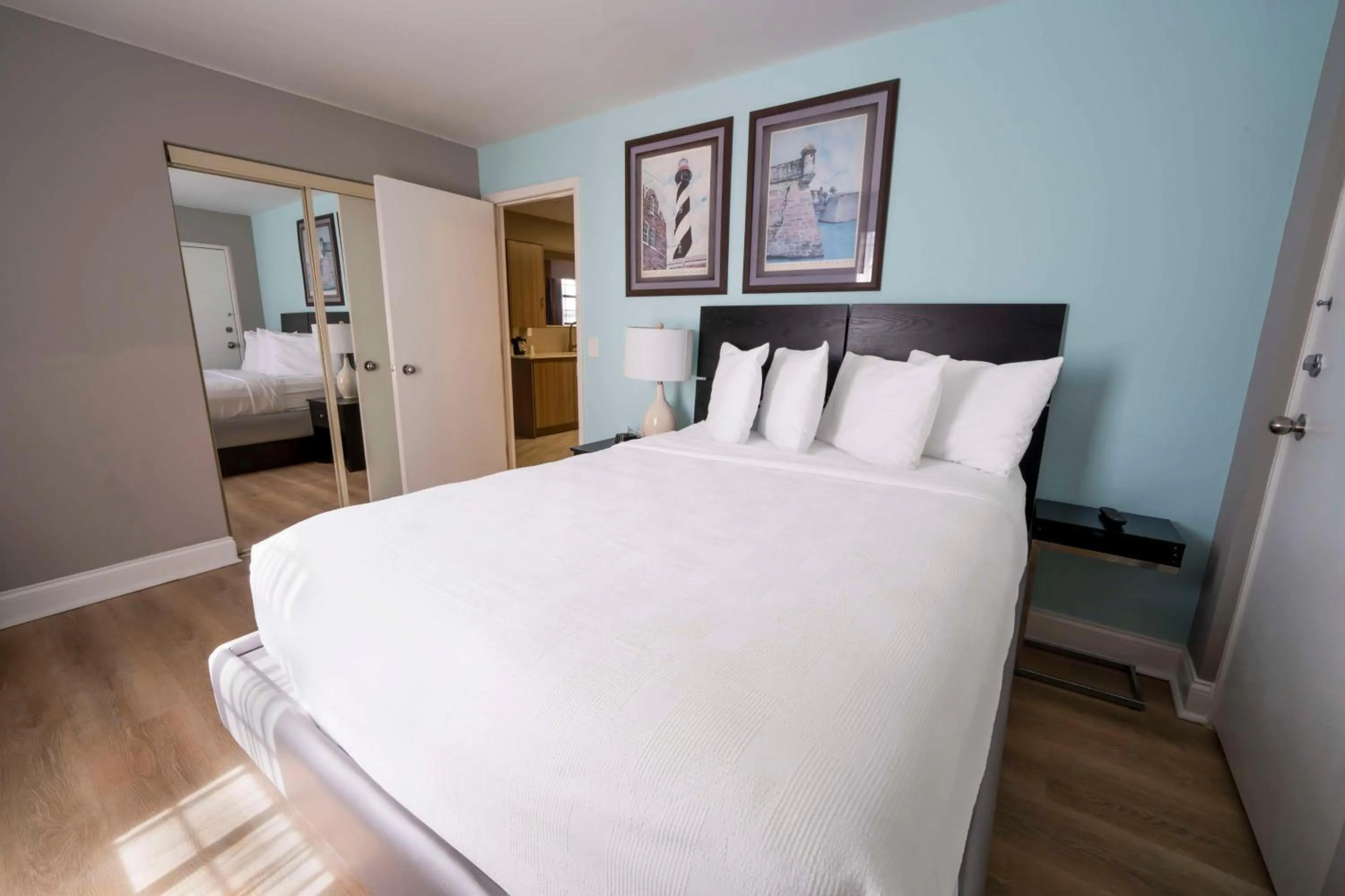 Photo of the whole room, Bed in Best Western Historical Inn